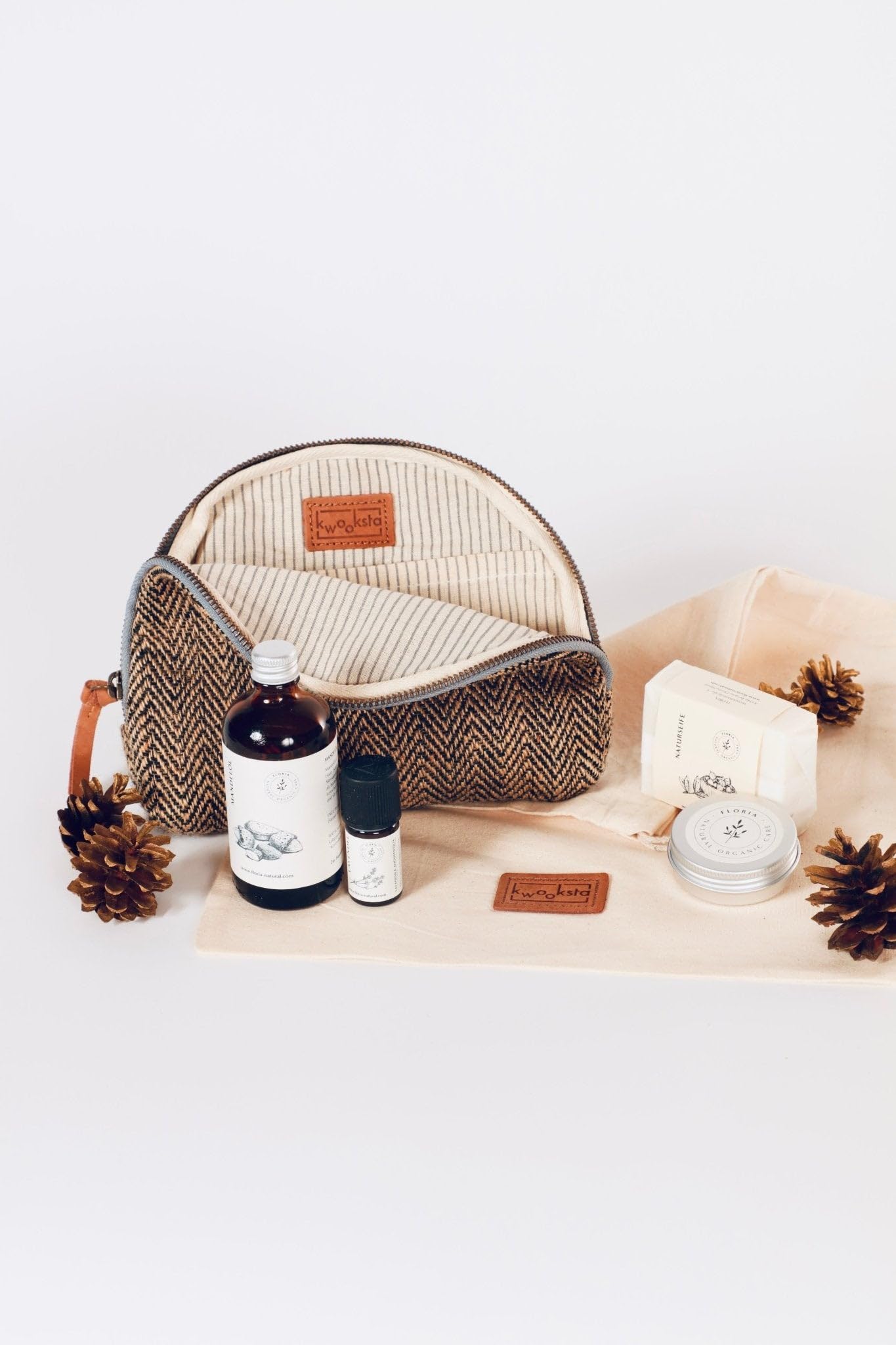 Floria Natural I esclusivo set di cura KWOOKSTA, cosmetici biologici naturali con borsa di iuta limitata, essenziali per il benessere, olio di noccioli di albicocca, sapone naturale, cedro atlante