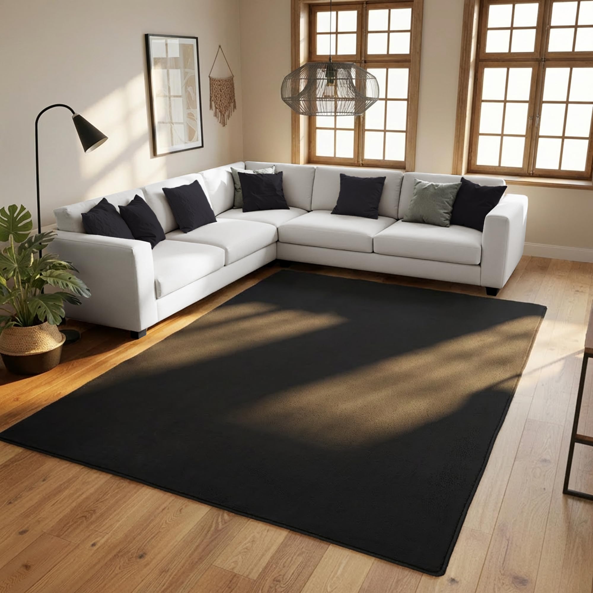 Tapis noir poils ras SIMPEX résoud le problème des peluches dans le salon 80x150