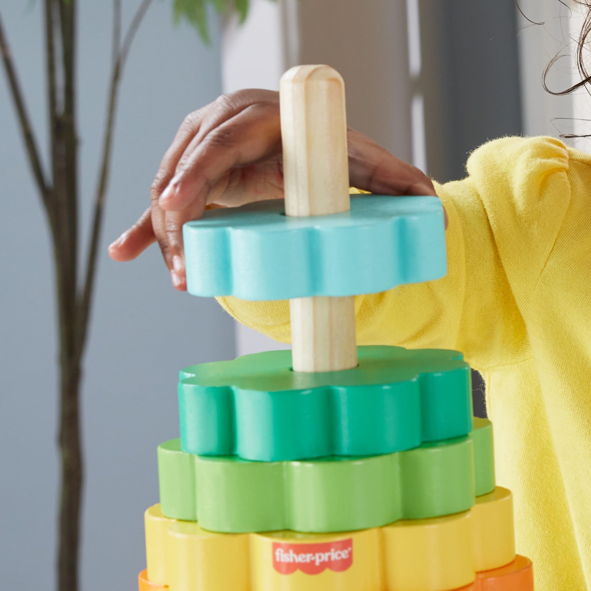 Fisher-Price Drewniana piramidka Kolorowe kwiatki Zestaw z 10 elementami do zabawy w układanie Zabawka drewniana dla dzieci od 18 miesiąca życia, HXT77
