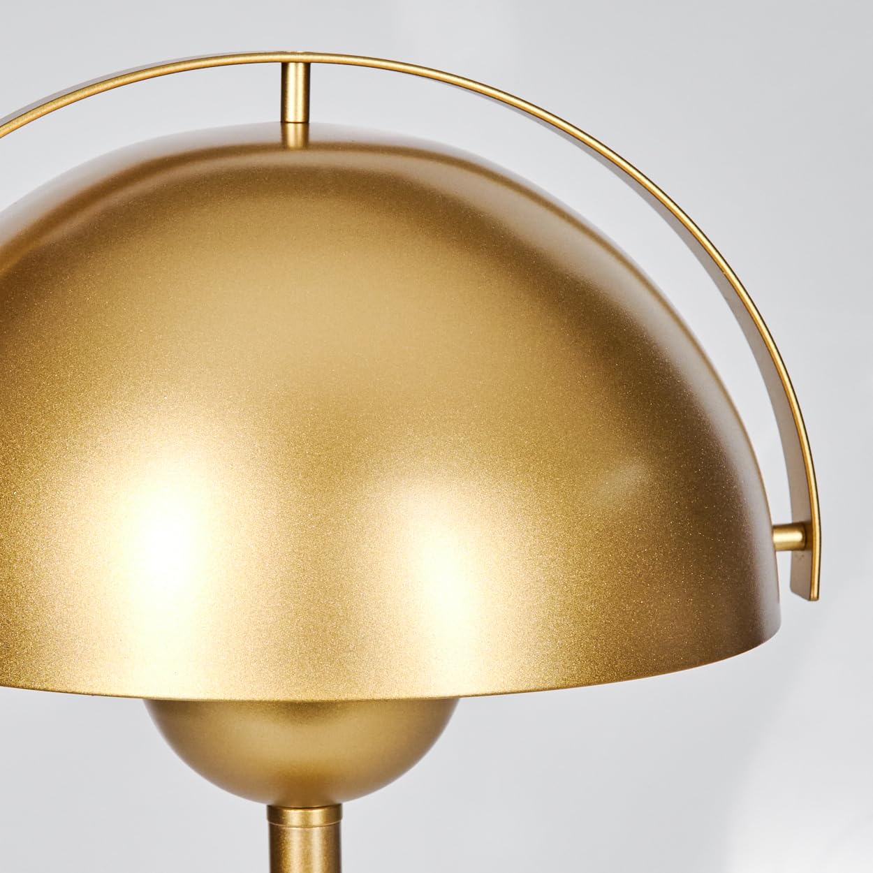 HOFSTEIN Lampe de table Guttsta, lampe de table en métal doré, lampe moderne au design rétro/vintage, (Ø 20 cm), hauteur 43 cm, interrupteur sur câble, E14, salon, chambre, salle à manger, bureau