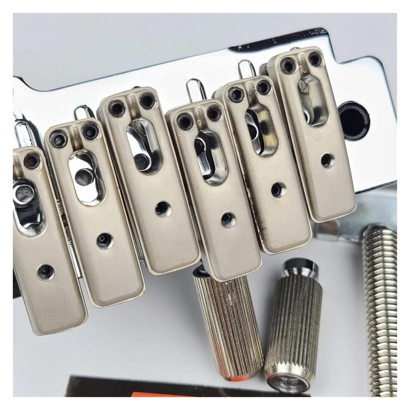 Gitarrenbrücken-Bausatz 2 Post Point Double Swing Tremolo-Brücke Für E-Gitarre Für ST-Gitarre, Chrom-Silber
