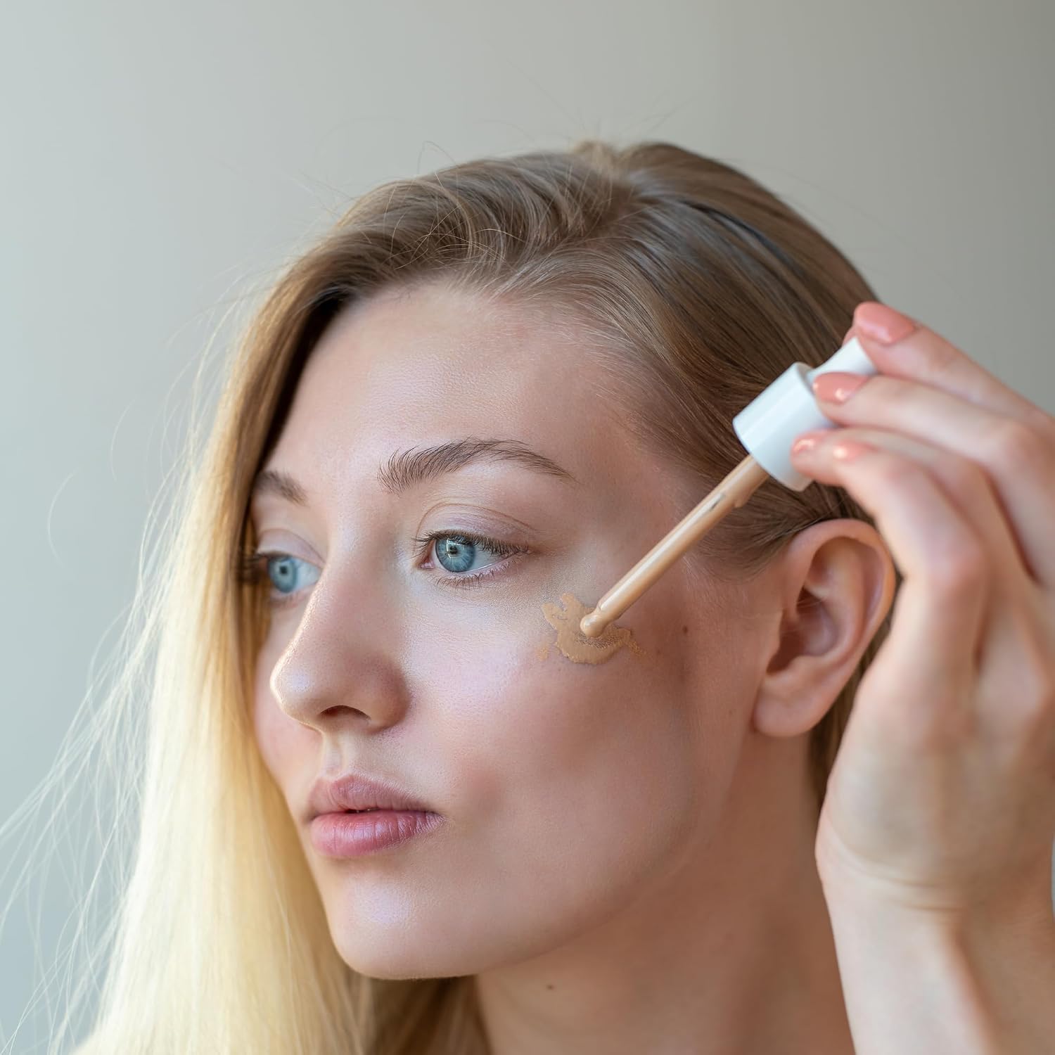 LUMENE Invisible Illumination Instant Glow Beauty Serum | Universal Light Shade | Face Makeup & Brightening Serum | Lightweight, Buildable Coverage | Vegan | 30 ml