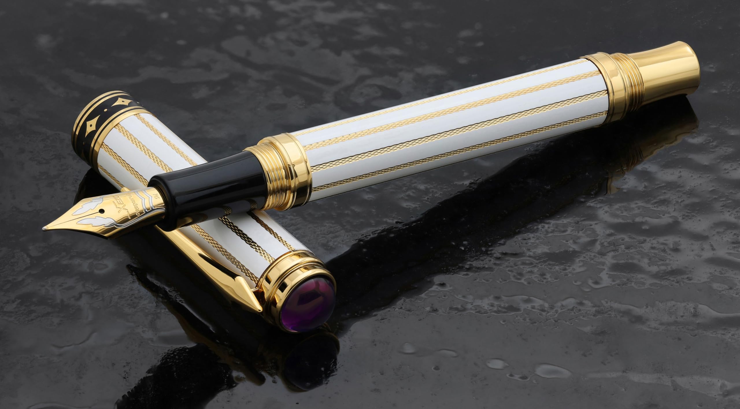 Xezo Maestro Streamliner | Guilloche-Gravur | Natürlicher Amethyst, Mittelfeiner Füllfederhalter | Weiße und goldene Akzente | Limitierte Auflage von 150 Stück | Nummeriert. Handgefertigt