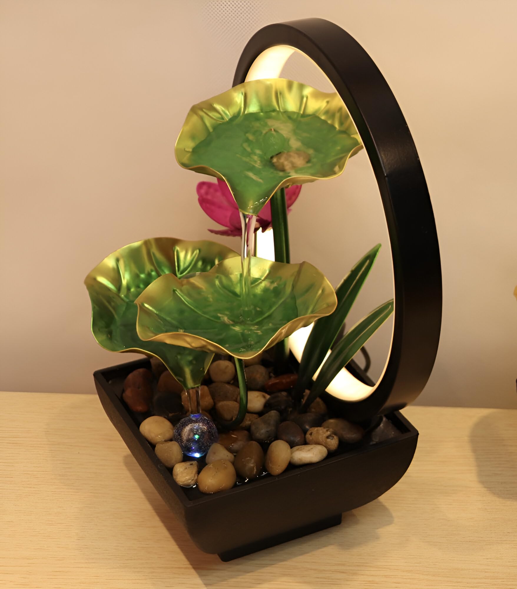 Fontana d'acqua da tavolo per interni da 25 cm, con 4 livelli di acqua fluente e 10 cristalli per meditazione, relax e buona fortuna, cerchio di luci soffuse (cartamo escl. 5 pietre))