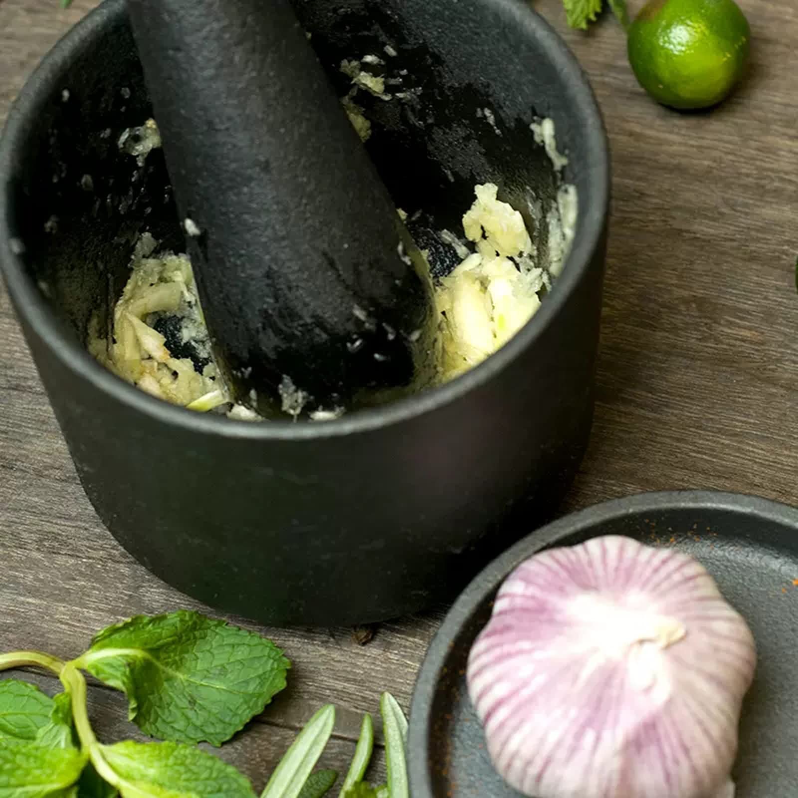 Knoblauchpresse Edelstahl Mörser- und Stößel-Set aus Eisen, Saucenmischschüssel mit mattschwarzer Außenseite, stilvoller dunkler Mühle und Zerkleinerer, 4,2 Zoll Knoblauchzerkleinerer