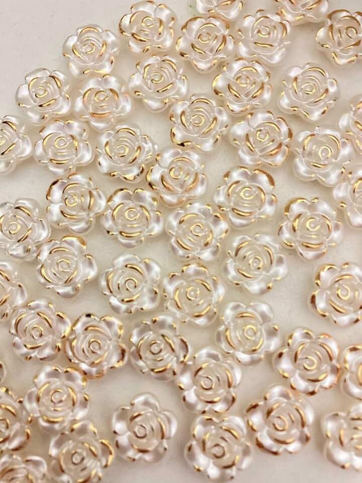 Miçanga de Flor Delicada Perolada Com Borda Dourada 10mm Com Furo Passante Para Montagem de Bijuterias e Outros Artesanatos 50un