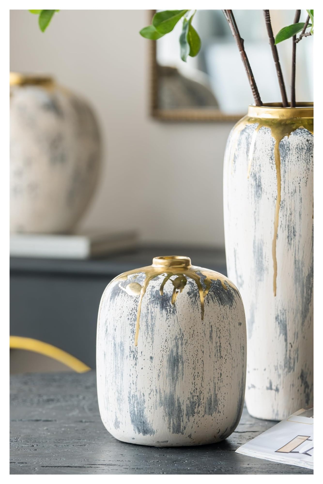 Unikalny okrągły ceramiczny wazon na kwiaty z abstrakcyjnym i błyszczącym złotym wykończeniem współczesny akcent estetyczny wystrój pokoju