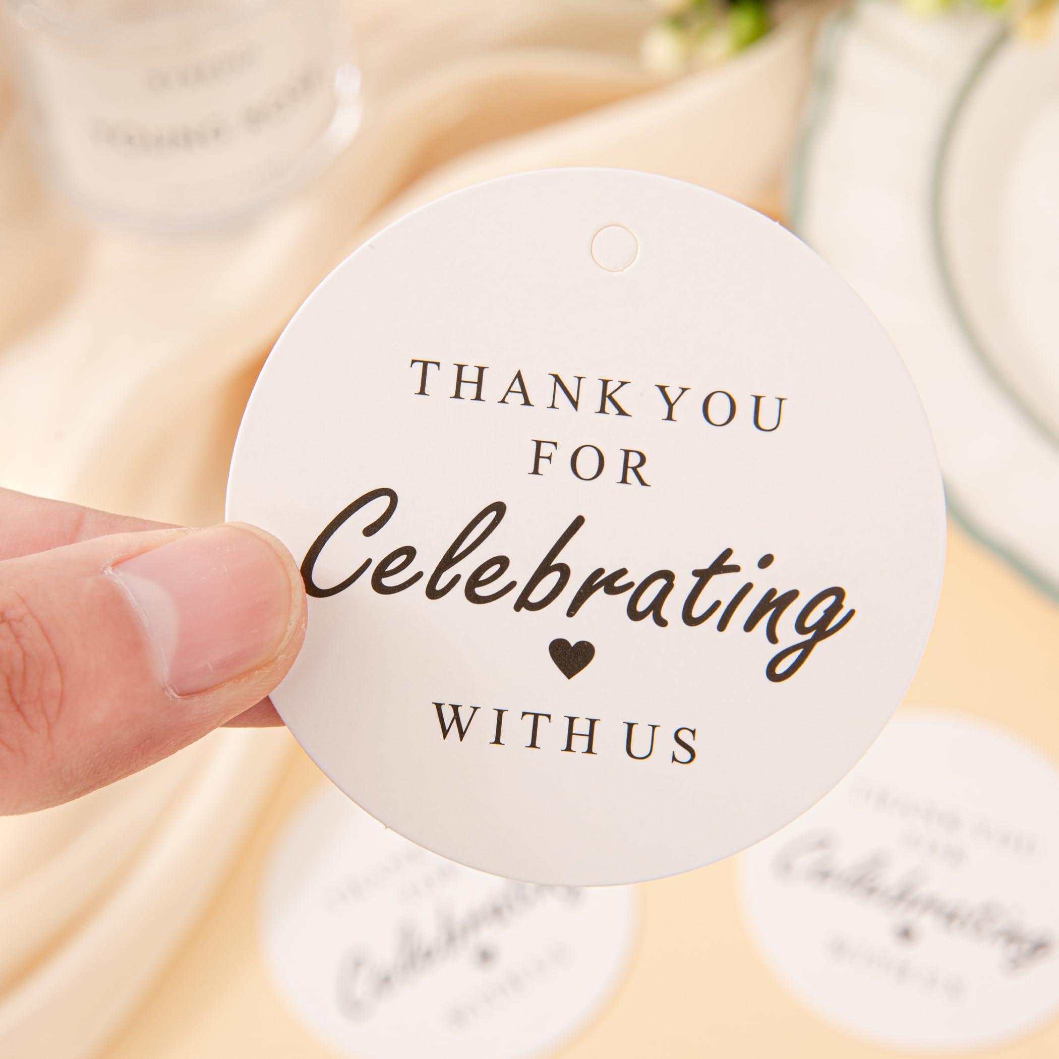 105 Stück elegante runde Dankeschön-Geschenkanhänger mit Schnur – Feiern mit uns, Design mit schwarzem Herz für Gastgeschenke und besondere Anlässe