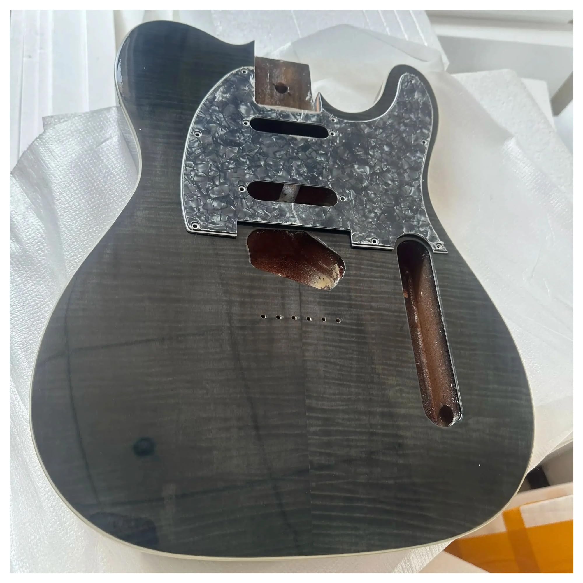 Corpo della chitarra in legno di mogano africano di acero fiammato, finitura lucida, parte fai da te for liutaio, alcuni graffi difettosi, con bordo, pickguar(WHITE)