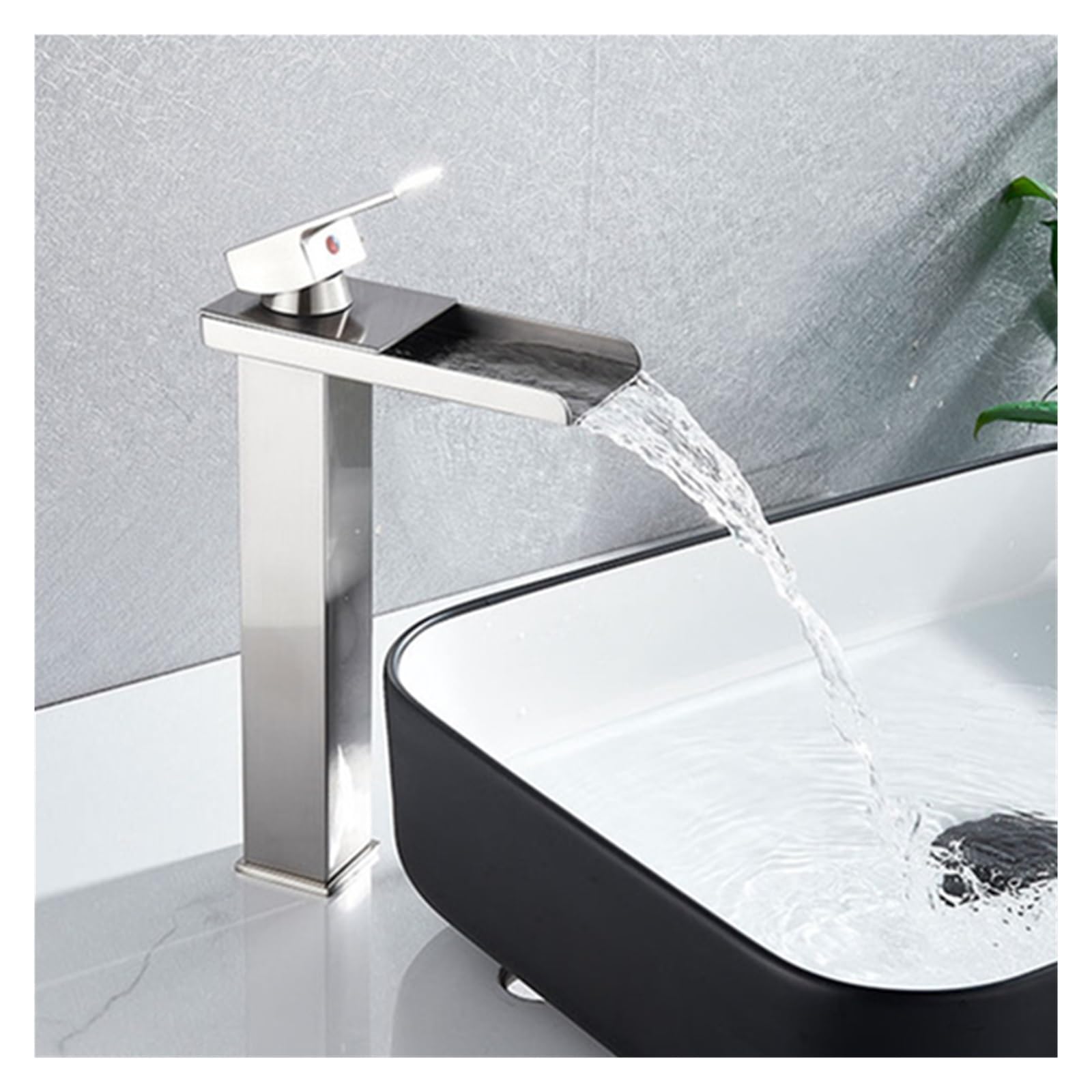 Mitigeur cascade nickel design épuré pour salle de bains moderne