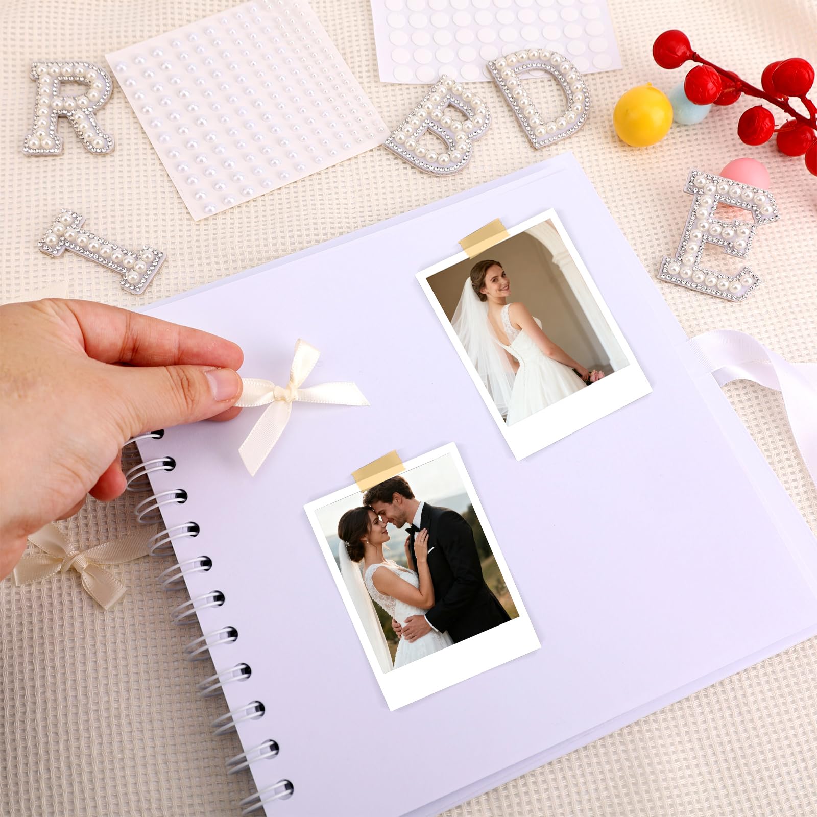 Penitue 21x20,5cm Kit Scrapbook Letters to the Bride, Libro Ricordi Nozze Libro degli Ospiti Bianco Sposa Album Fotografico con Adesivi Lettere Metalliche e Perle e Fiocchi Regalo Bridal Shower