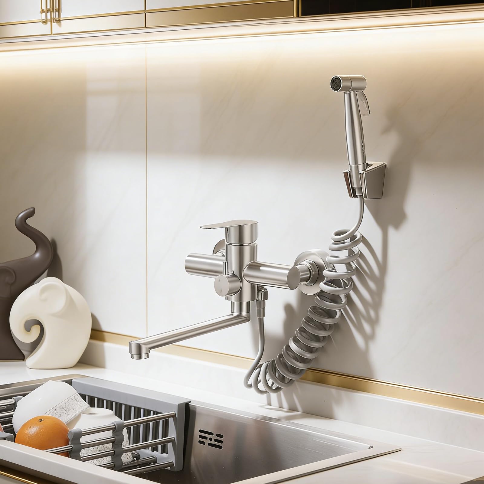 Robinet Mural Cuisine,Mitigeur Cuisine Mural avec Pistolet,Pivotant à 360° Robinet Mélangeur,Tube Rotatif 22cm,Brossée
