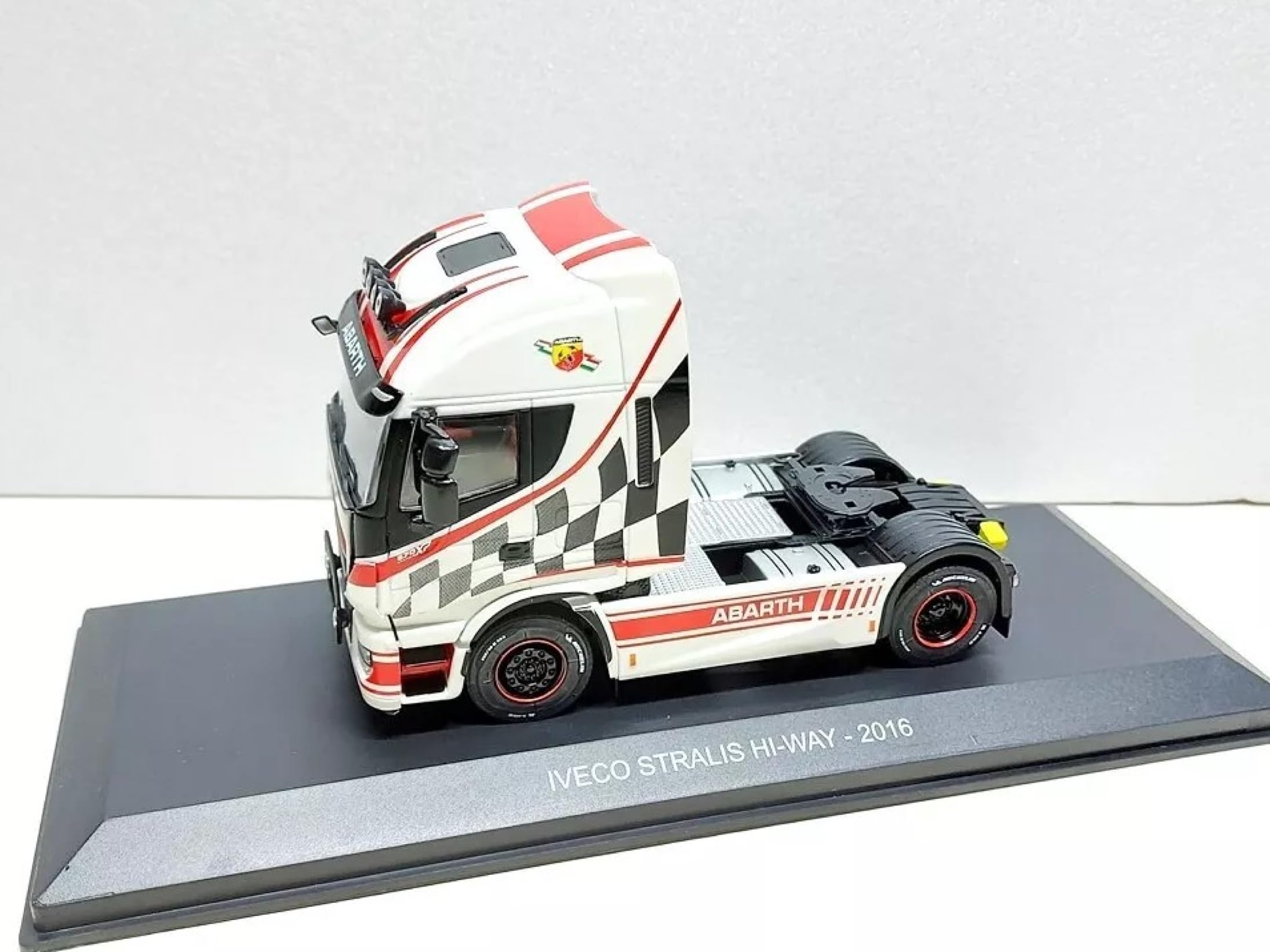 Camion IVECO STRALIS HI-WAY 2016 ABARTH – Modèle Réduit Die-cast 1:43 Hachette, Collection Tuning