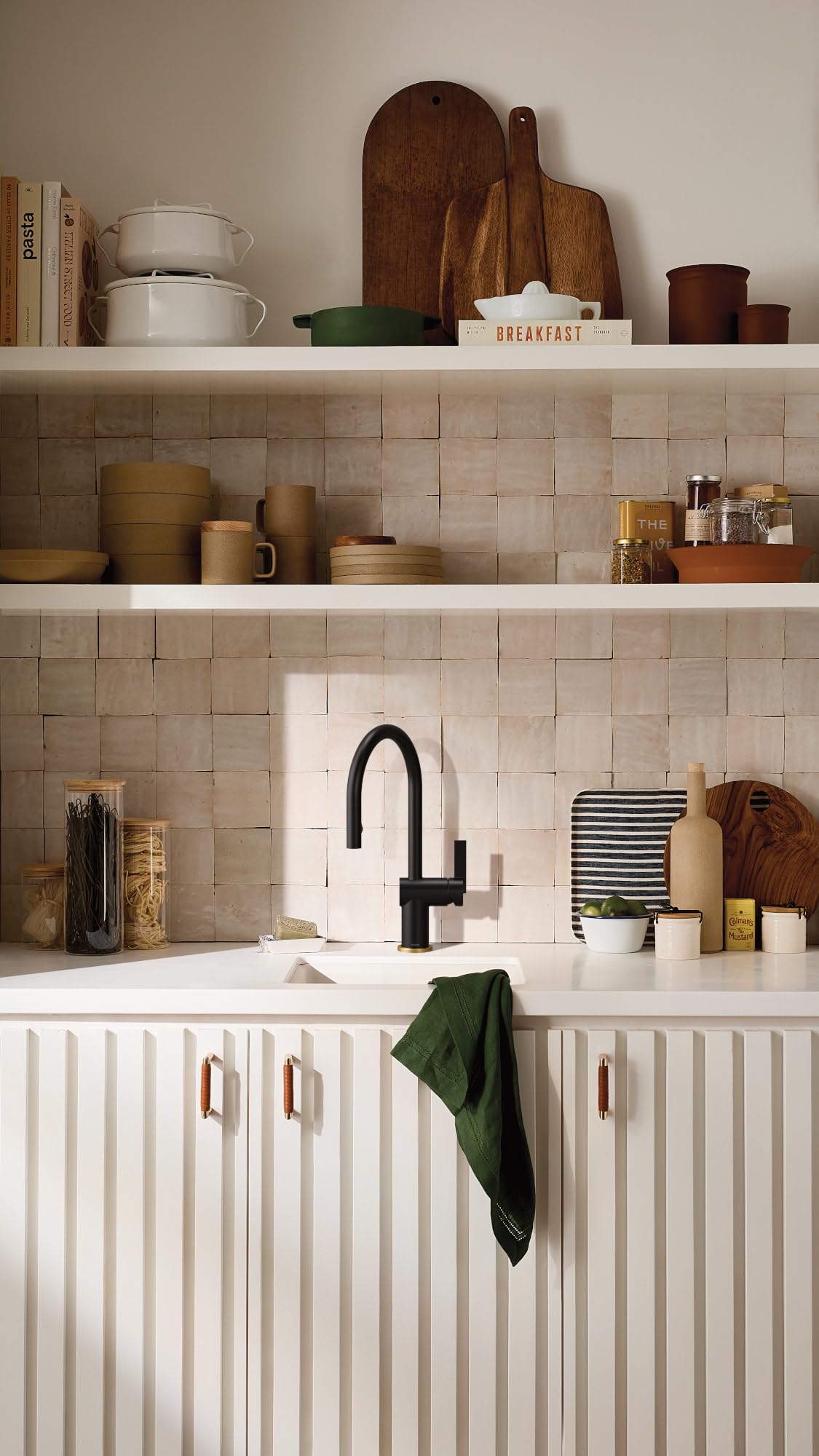 Moen 7622BG Cia - Grifo De Cocina Desplegable Con Potenciador De Potencia, Incluye Detalles Opcionales En Negro Mate, Oro Cepillado