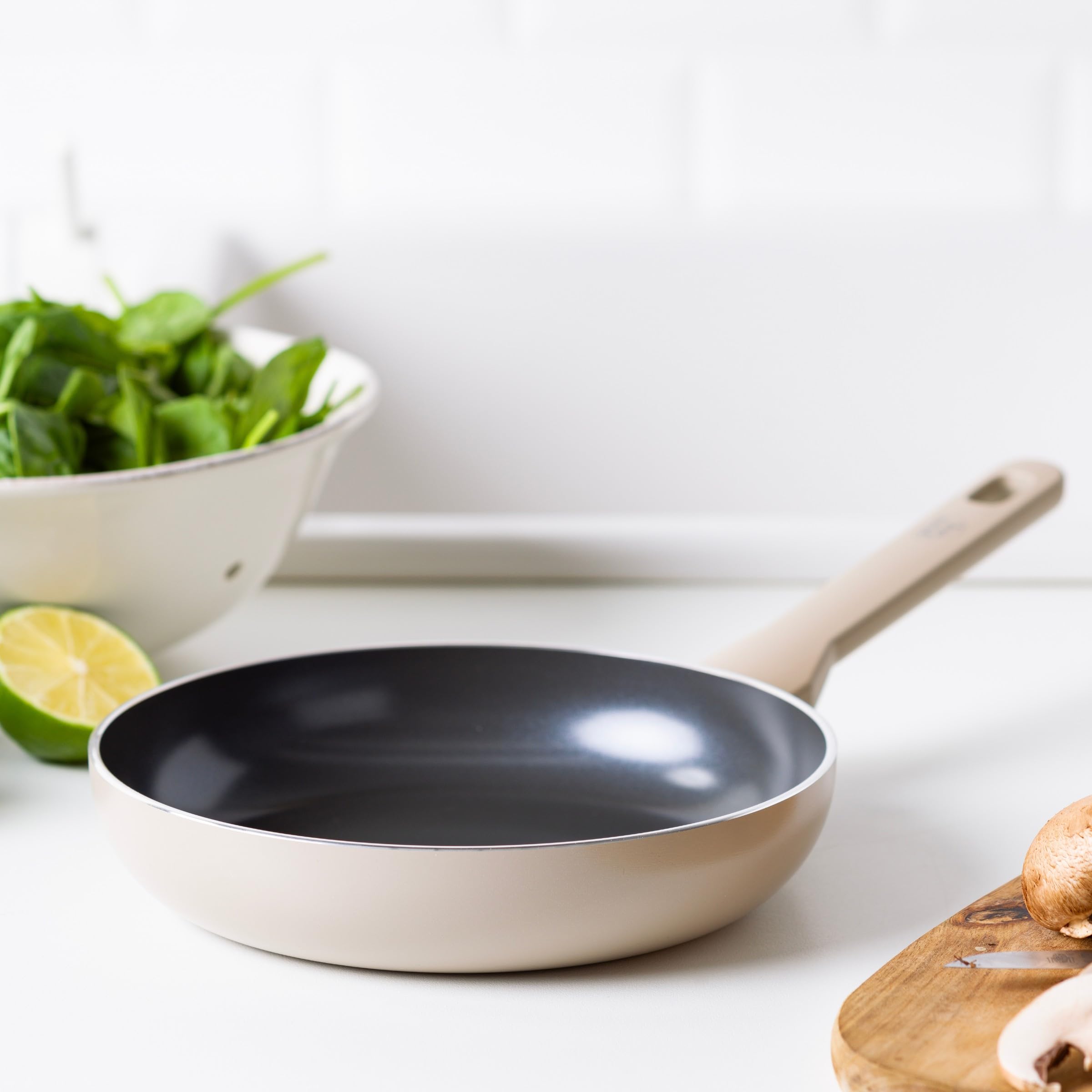 GreenChef Tones Padella con Rivestimento Ceramico Antiaderente, 20 cm, Compatibile Induzione, Senza PFAS, Adatta Forno 200 °C, Lavabile Lavastoviglie, Tortora