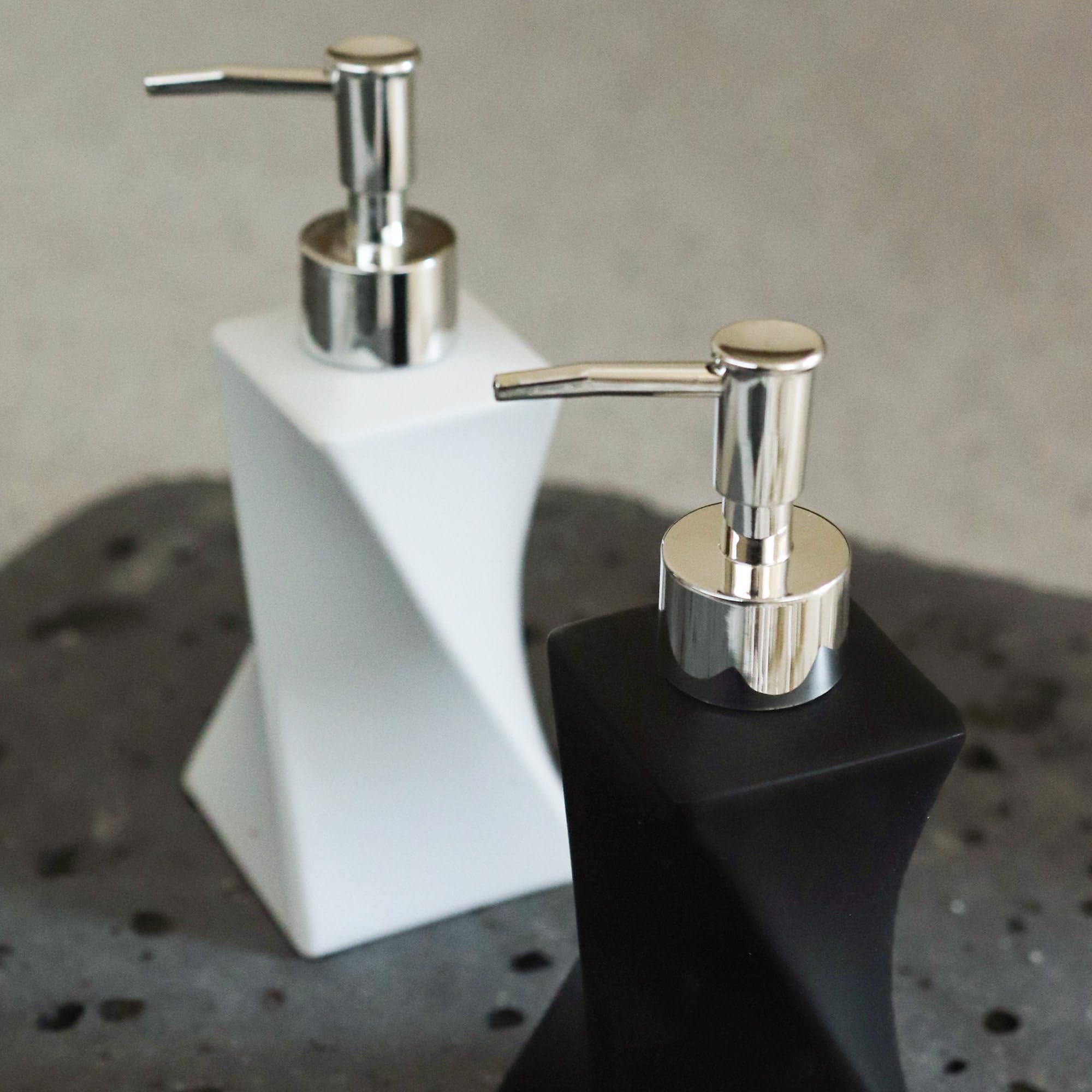Set di 2 dispenser di sapone moderno bianco e nero con pompa argentata per bagno e cucina, stile arte contemporanea, finitura opaca, antiruggine, 250 ml