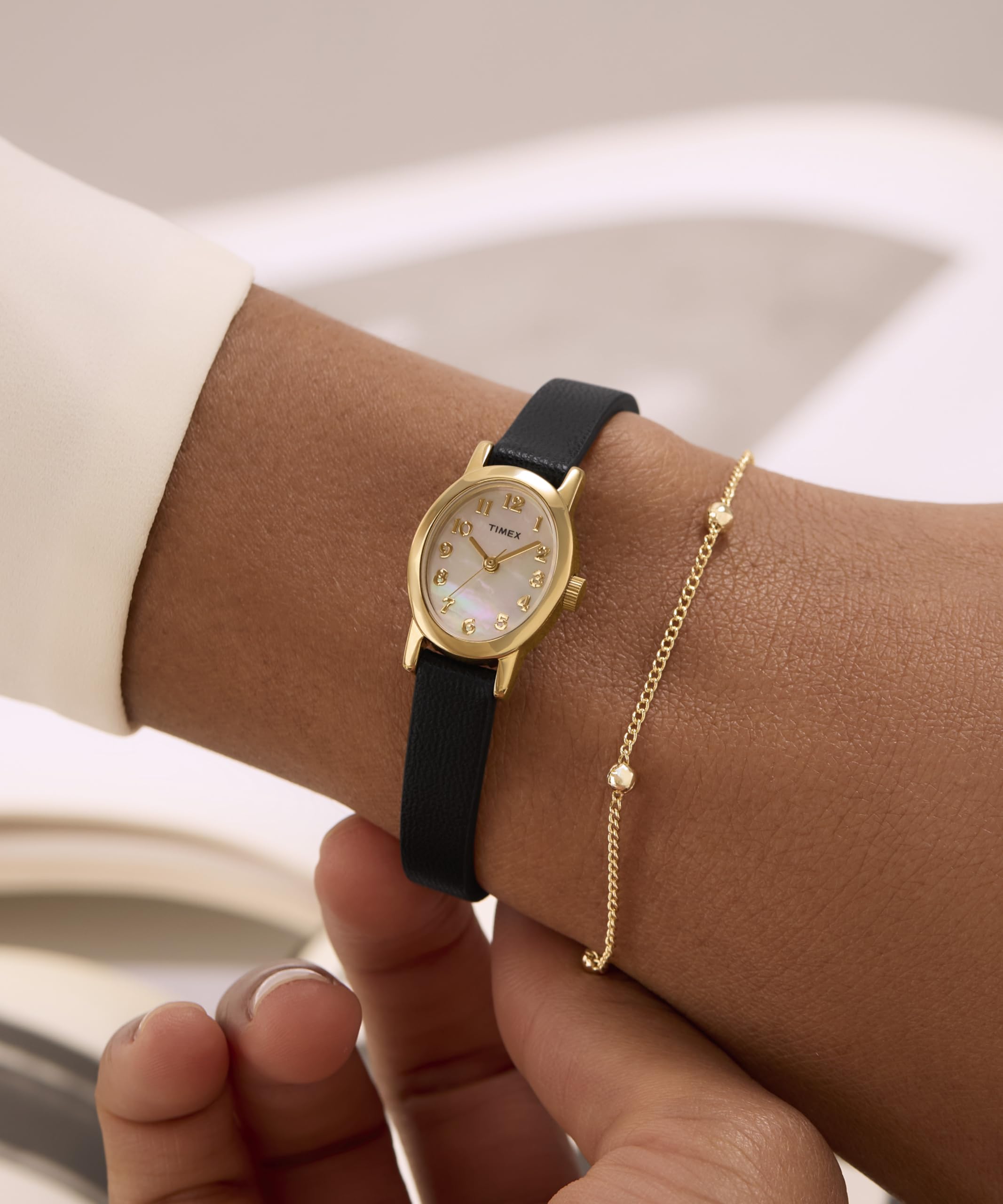 Timex Main Street Damen-Armbanduhr,18 mm, schwarzes Lederarmband, Perlmutt-Zifferblatt, goldfarbenes Gehäuse TW2W82600