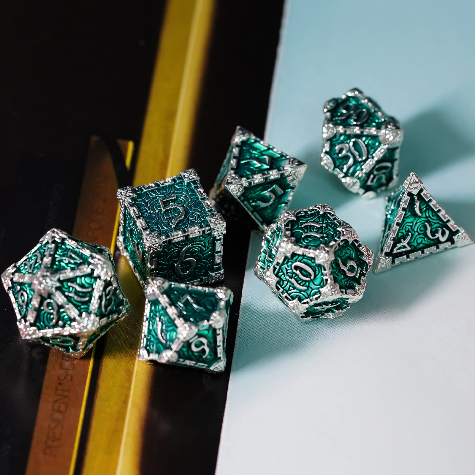 Cusdie 7 dados de metal con caja de metal, juego de dados poliédricos con diseño de daga, para juegos de rol, dados D&D Pathfinder (verde plateado)