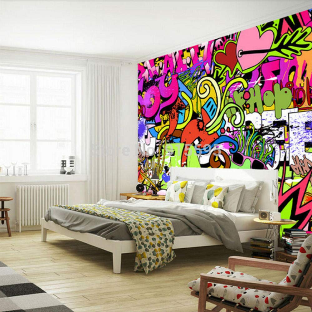 Papier peint graffiti pour masquer un mur terne et décorer un couloir