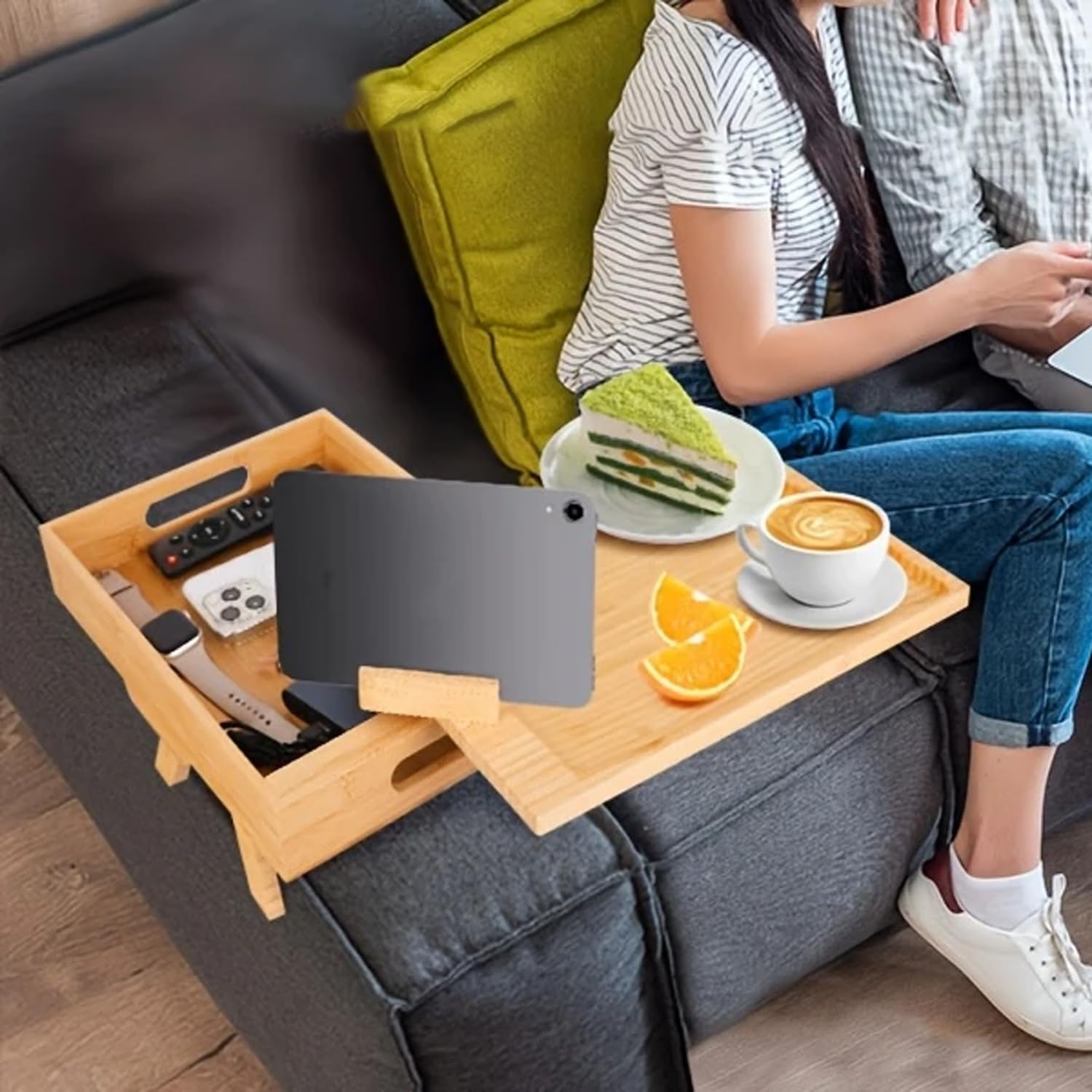 Braccioli da divano, vassoio flessibile in legno di bambù, supporto per bevande, bracciolo, a due piani, con piano girevole a 360° e supporto per cellulare per snack, telefoni cellulari, controller