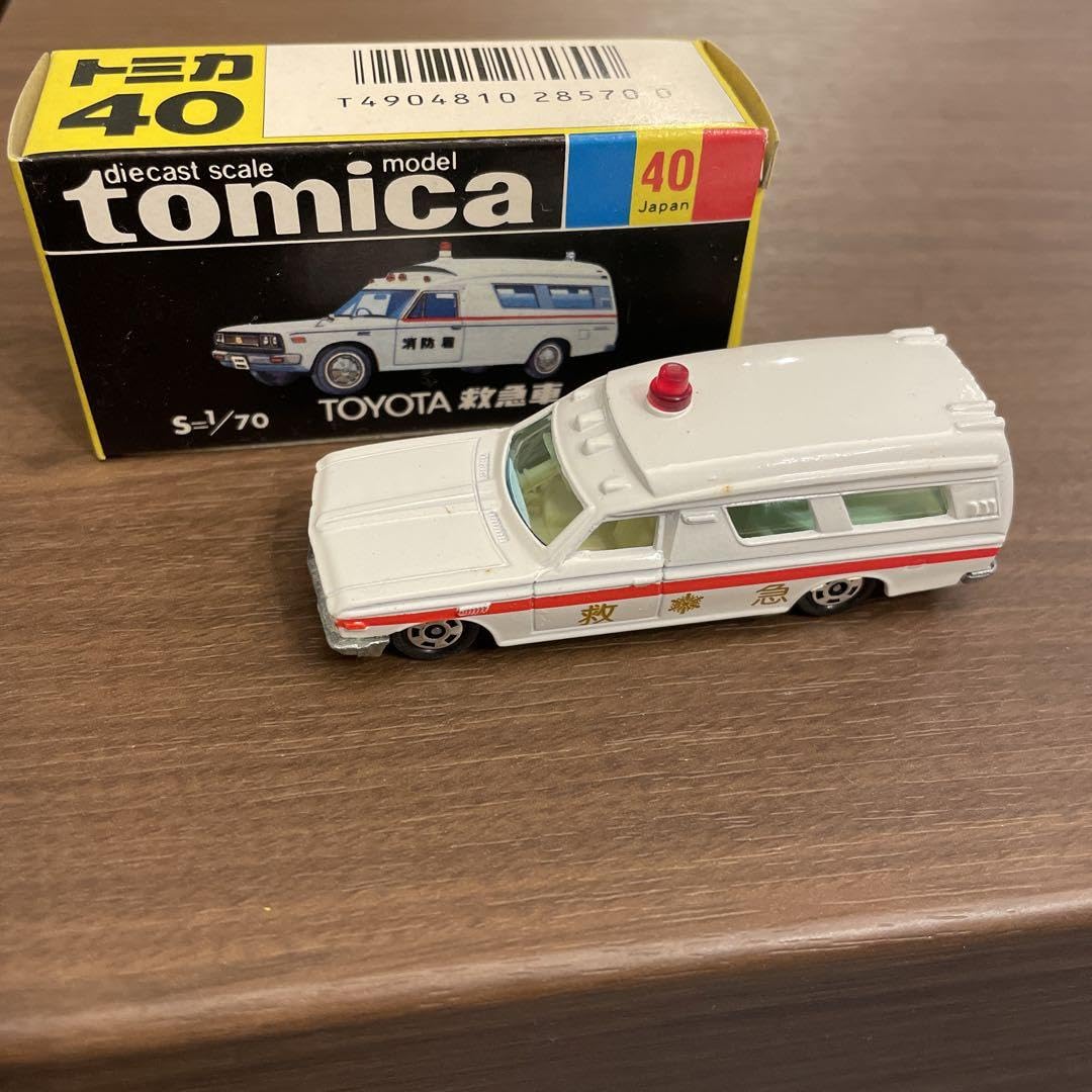 Amazon.co.jp: トミカ40 トヨタ 救急車 黒箱 : おもちゃ