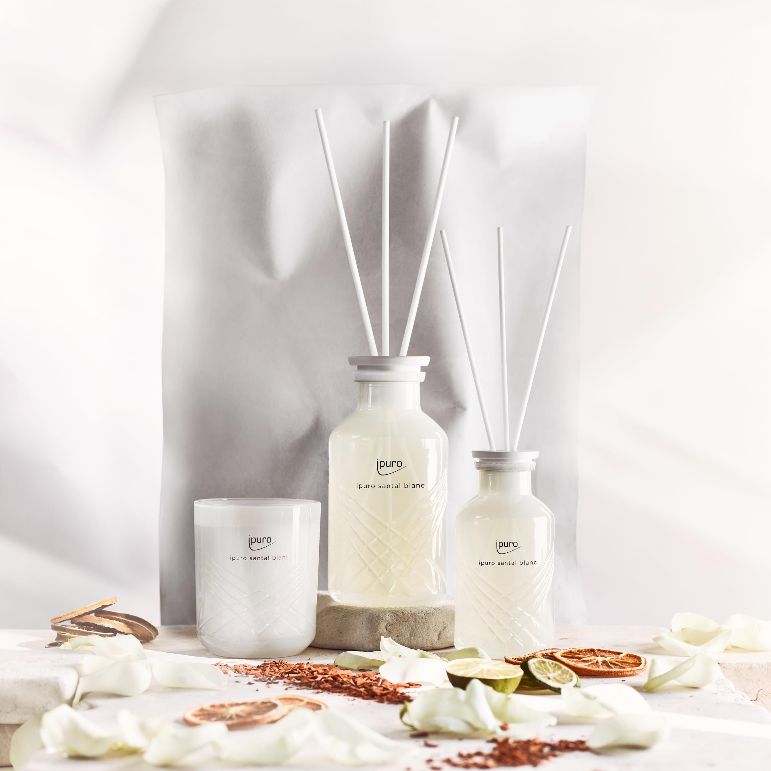 ipuro - Exclusive Raumduft Santal Blanc mit erhöhtem Duftölanteil - 240ml | Raumerfrischer mit weißer Orchidee & Sandelholz Duft Aroma | Diffuser mit Stäbchen | Lufterfrischer für Wohnung