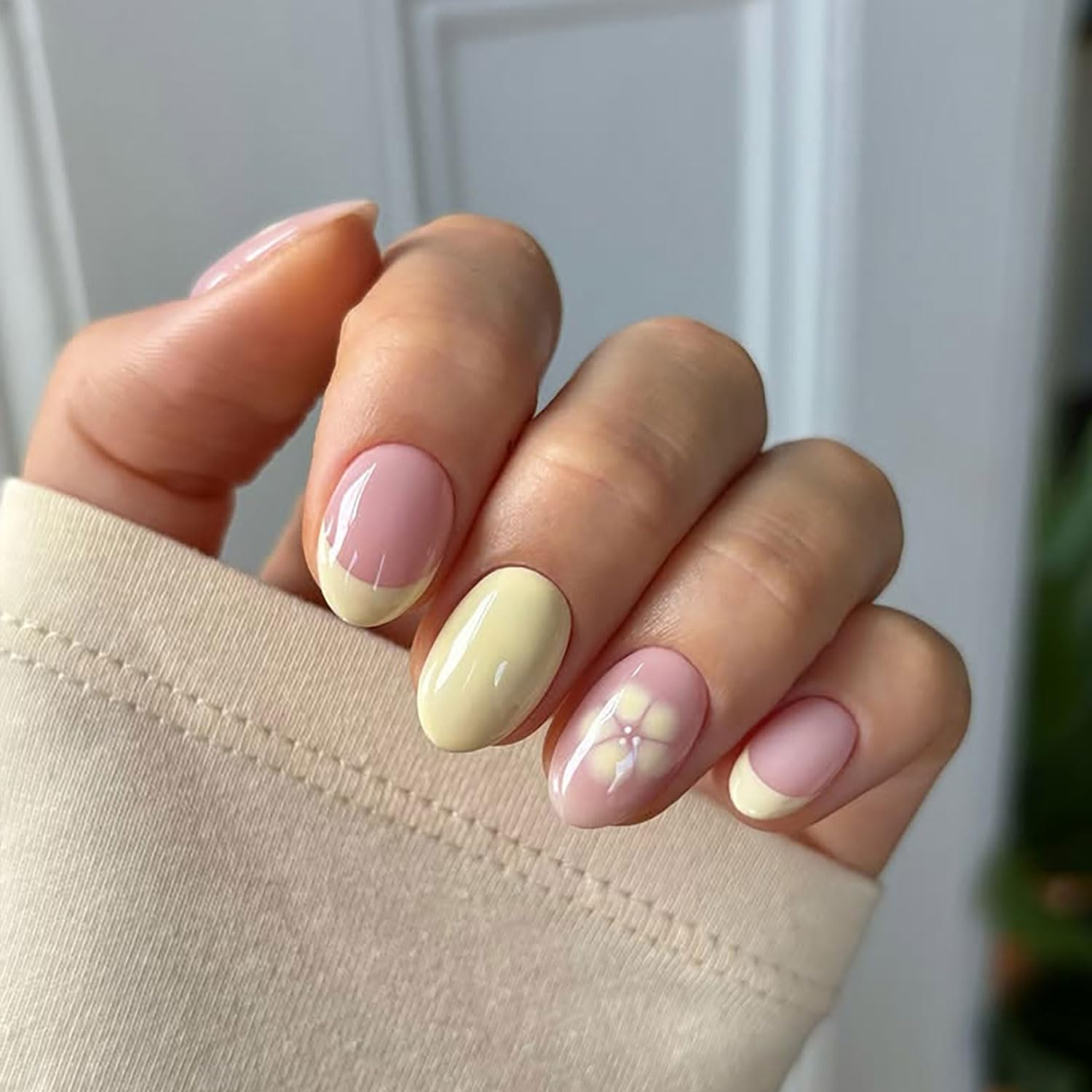 Künstliche Fingernägel, Blume, zum Aufdrücken, kurz, Mandel, zum Aufkleben, Gelb, glänzend, mit französischem Spitzen-Design, Acryl-Nägel, zum Aufkleben für Damen und Mädchen, 24 Stück