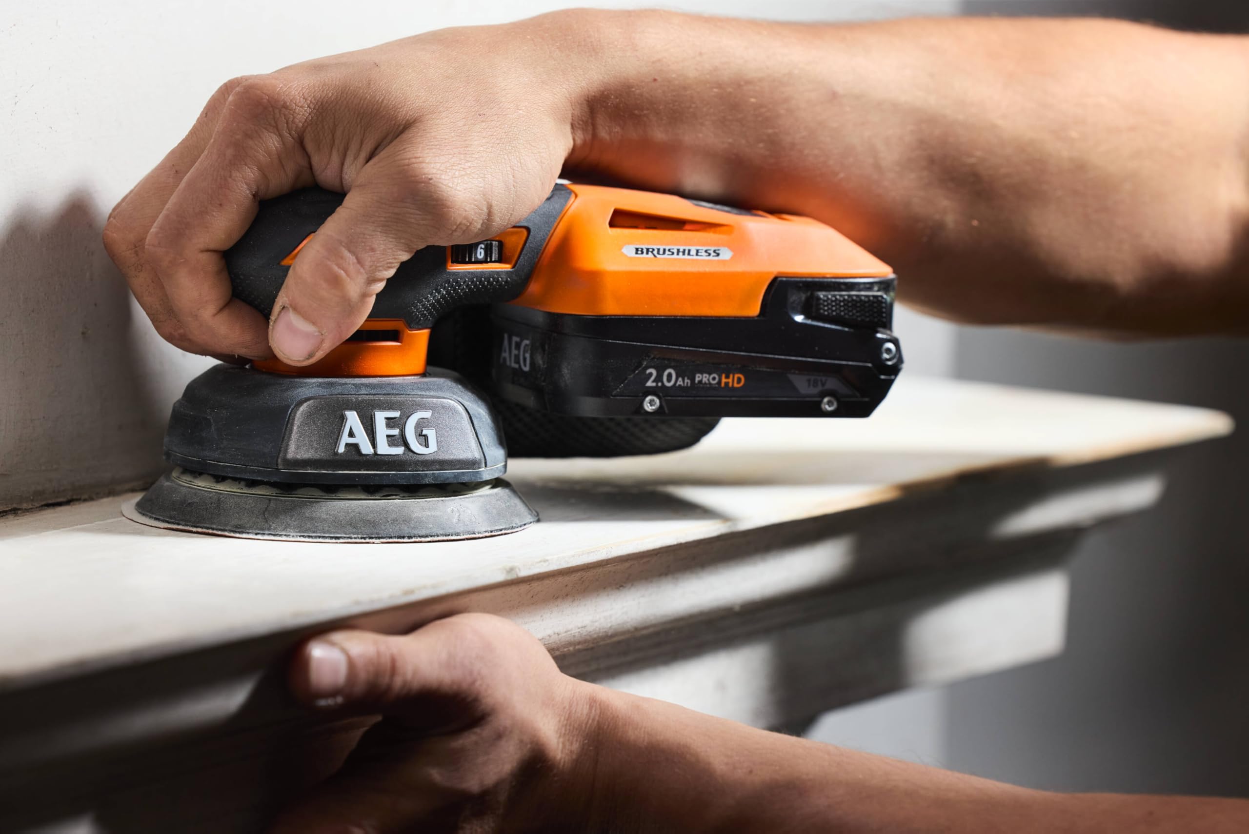 AEG - Ponceuse excentrique diamètre 125 mm 18V SUBCOMPACT BRUSHLESS, 7000 à 11000 osc/min, diamètre d'oscillation 2,4 mm, sans batt. ni chargeur, en carton.