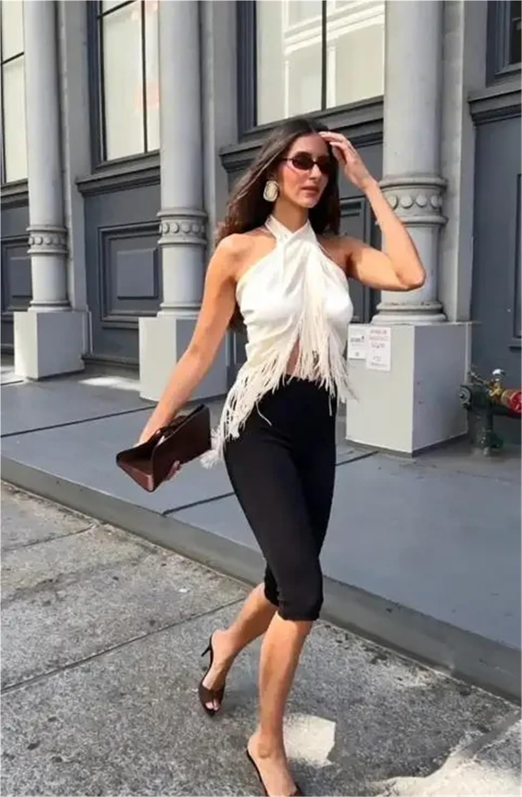 Crop Delantero Cruzado con Flecos y borlas Halter de satén Beige | Chaleco corto sin mangas, ropa urbana de verano, top nocturno, detalle de flecos