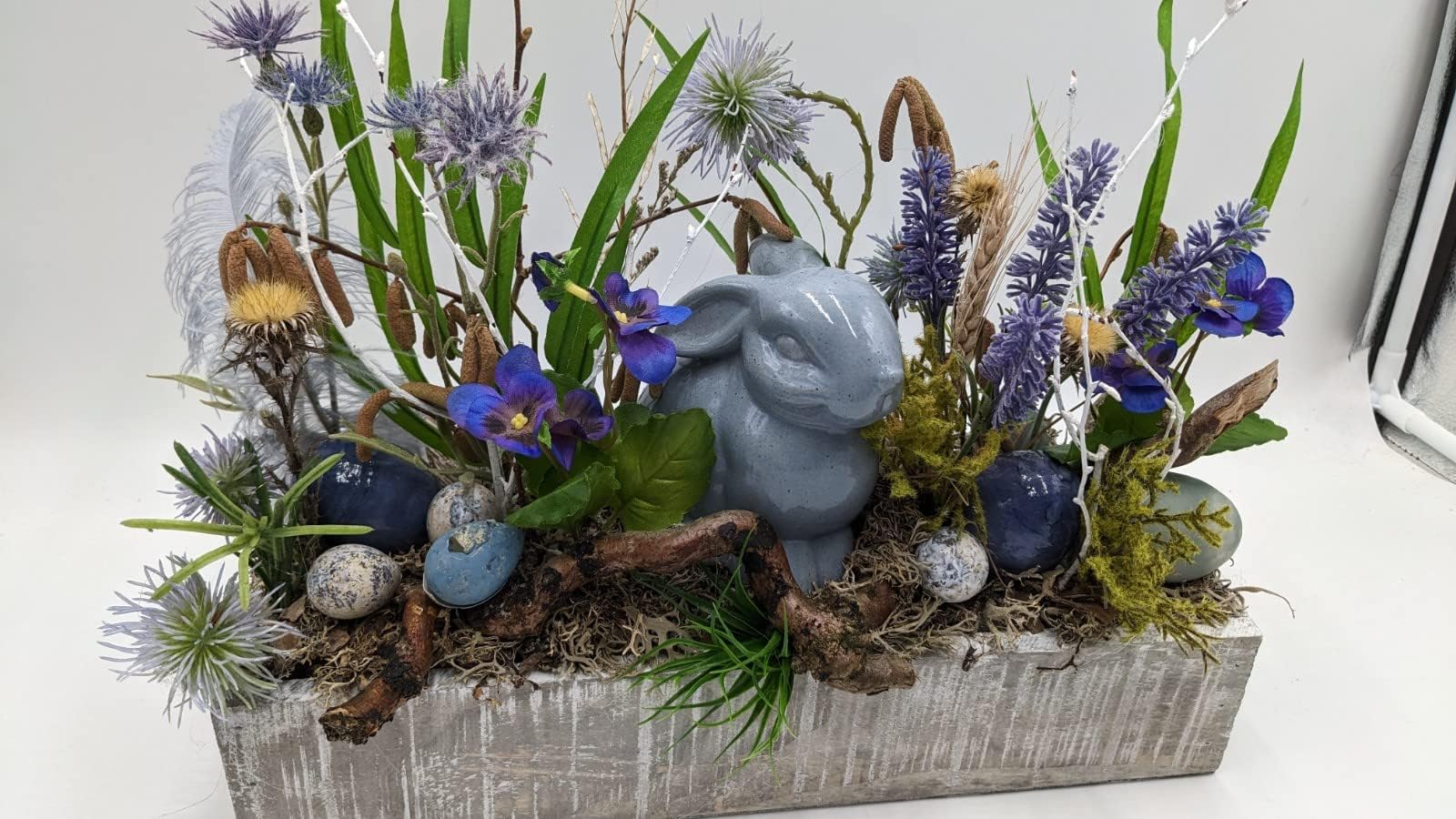 Ostergesteck Frühlingsgesteck Hase Lavendel Eier Distel blau grün