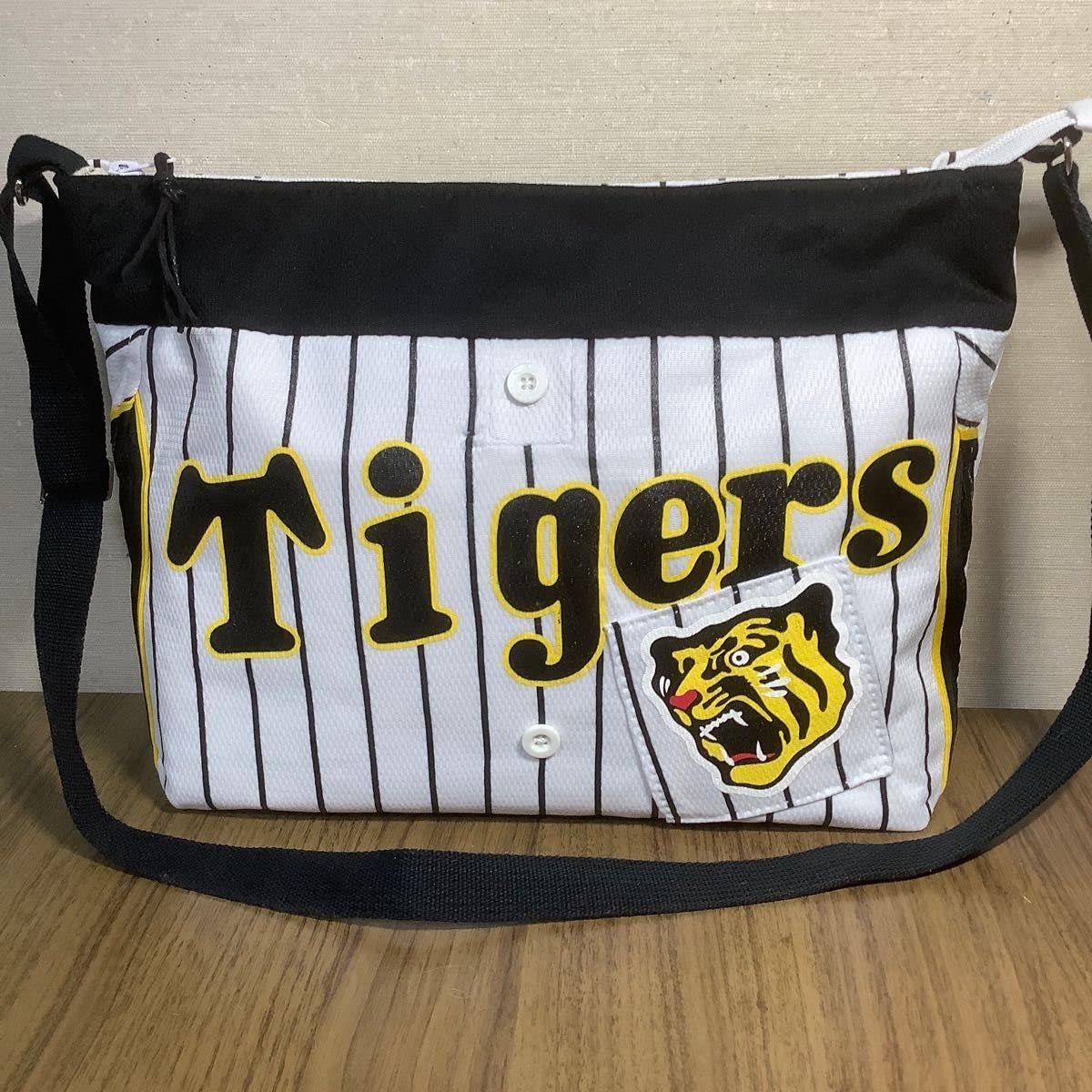 阪神Tigers ユニフォームチキンラーメン Lサイズと応援バッグ Amazon.co.jp: 阪神タイガースユニフォームリメイクバッグ : スポーツ