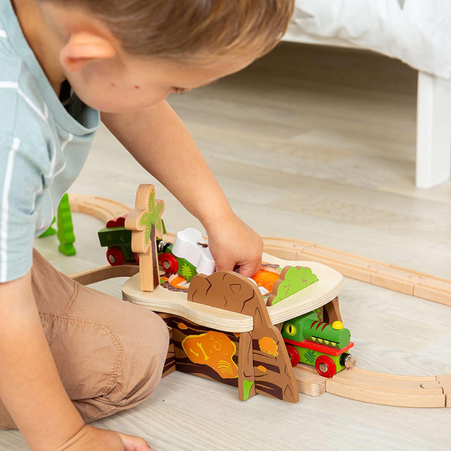 Bigjigs Rail Lava Pit - drewniany tunel kolejowy z 2 elementami torowymi i rampą, pociągi dla dzieci i akcesoria kolejowe, zabawki dinozaurów i prezenty dla małych dzieci, 3 lata +