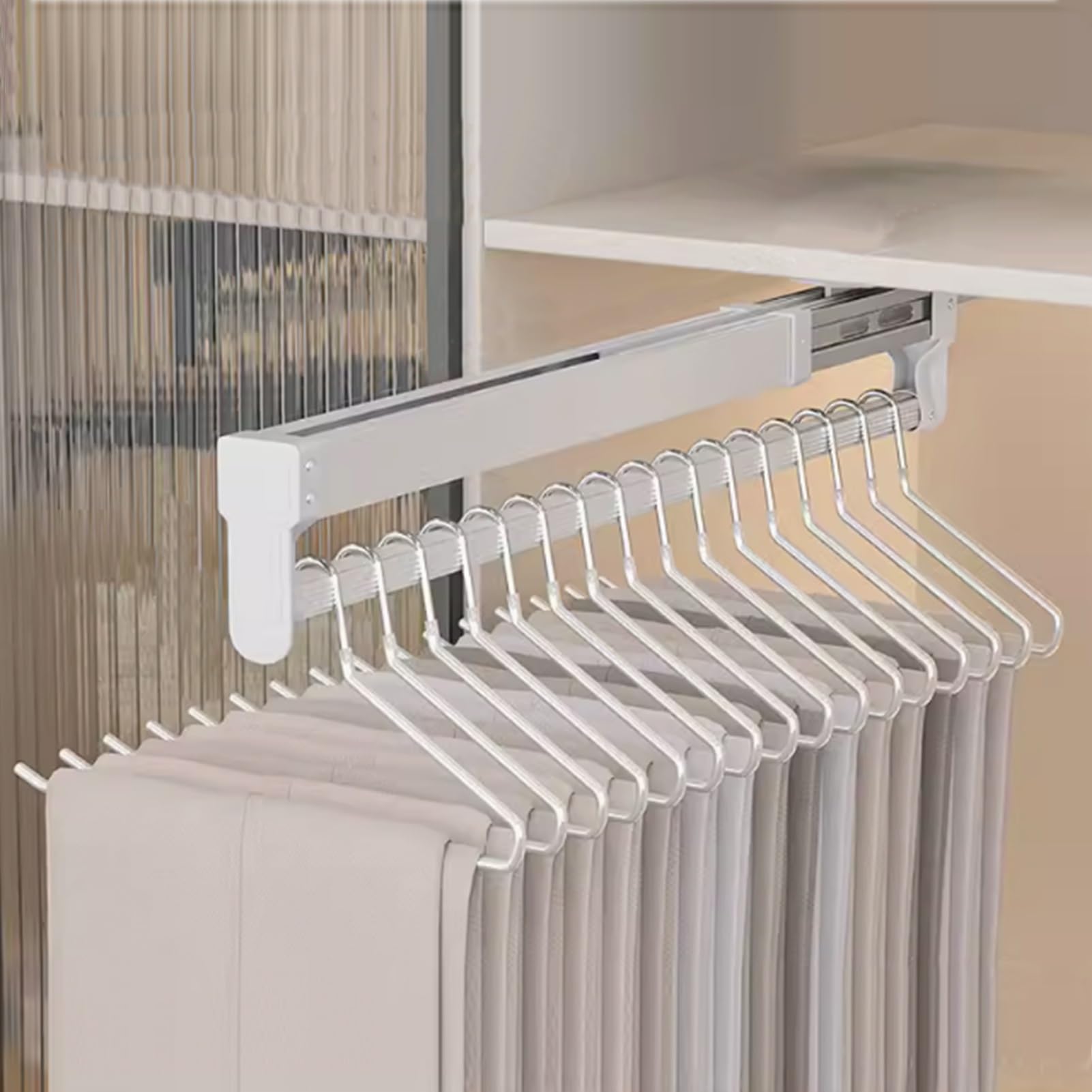 Tringle de placard d'extraction extensible pour un dressing blanc ordonné