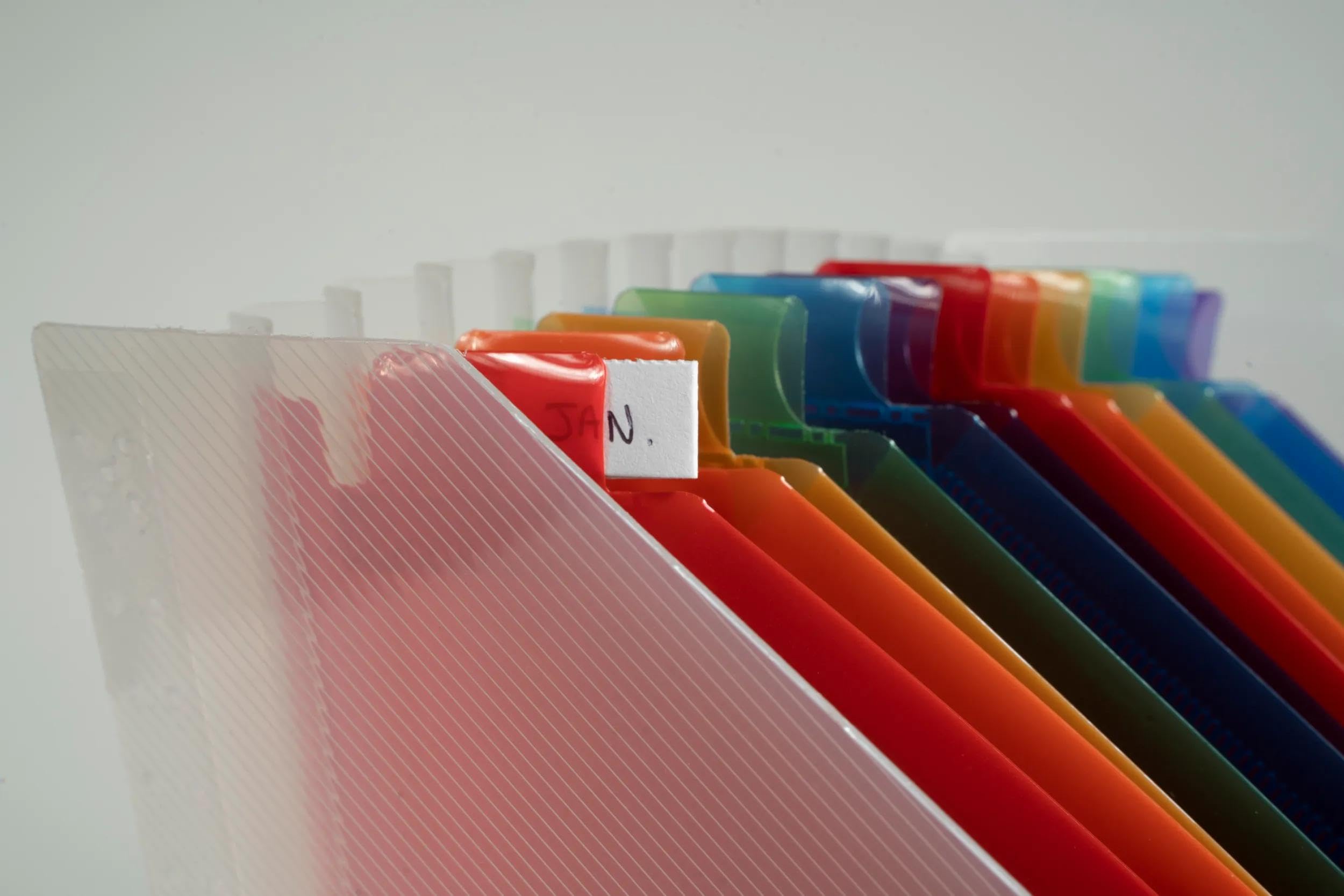 Exacompta - Réf. 55598E - Carton de 4 trieurs de bureau porte-revues Crystal - poignée rigide - en polypropylène - intérieur multicolore - 12 compartiments - dim 26,5 x32,5 cm - cristal