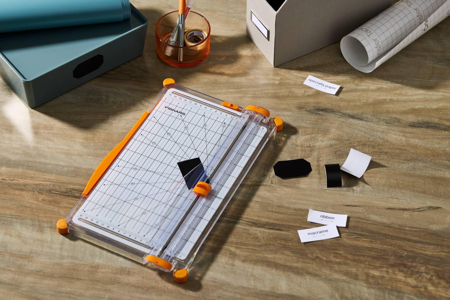 Fiskars SureCut Papierschneidemaschine, A4, Breite Grundfläche, Großer Papierschneider mit Schnittlinienführung, Weiß/Orange, 1077980