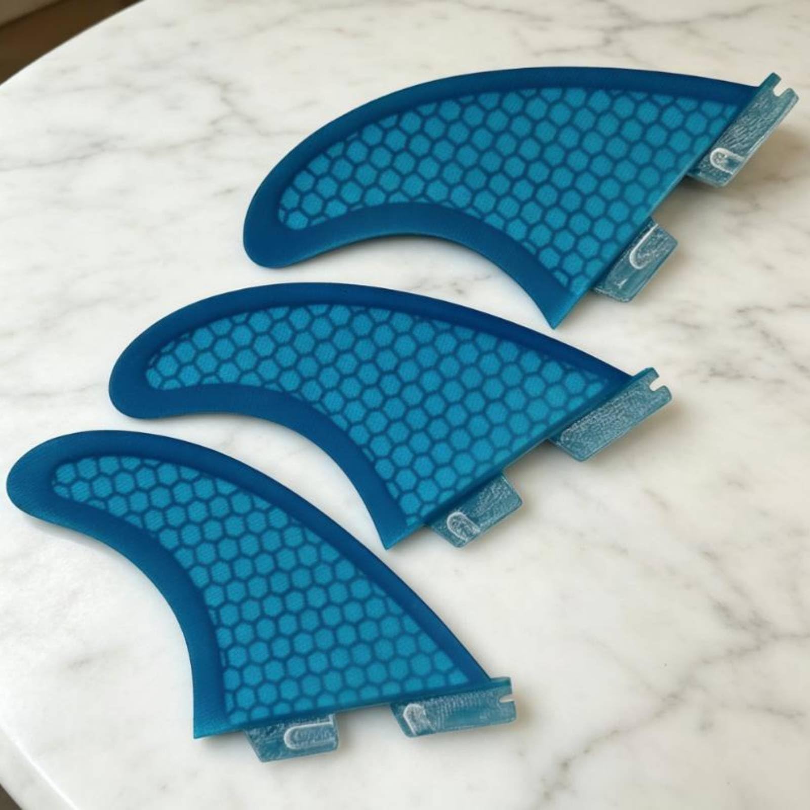 Surfboard Fin Ersatzflosse Set Surfbrettflosse Dreifachfinne Fiberglas Wabenkern Halt Passend für II Finboxen für Freizeit Übung Meer