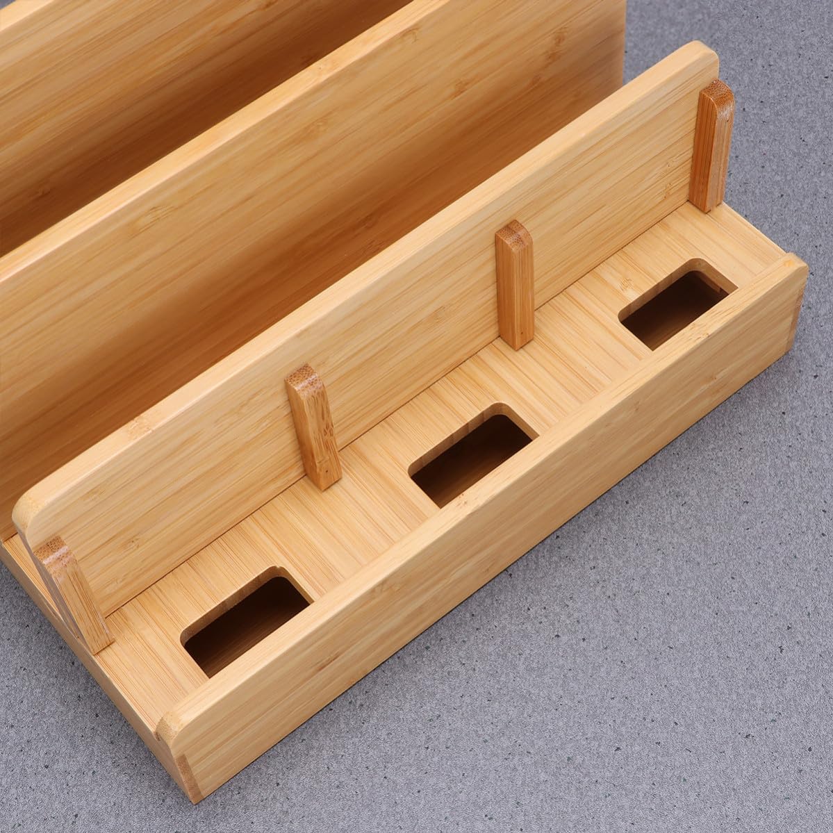Supporto per Telefono Cellulare in Legno Foro per Ricarica, Organizer Multifunzione per Smartphone e Tablet, Design Compatto per Famiglia Dispositivi Digitali