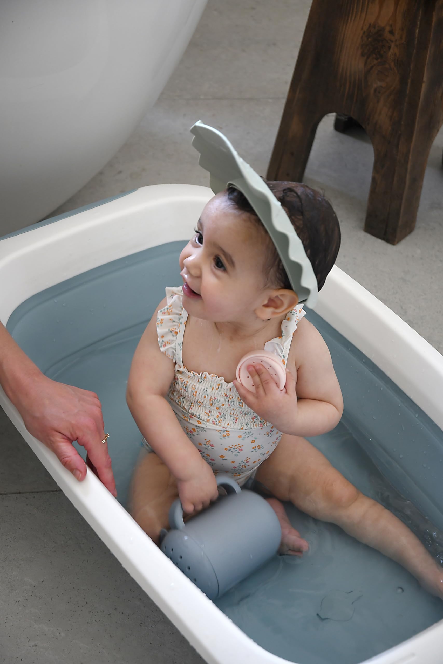 BÉABA, Cappello da Doccia per Bambini, Cuffia da Bagno, Fascia Regolabile, 5 Posizioni, Protezione per Occhi e Orecchie, Silicone Morbido e Flessibile, Grigio Verde