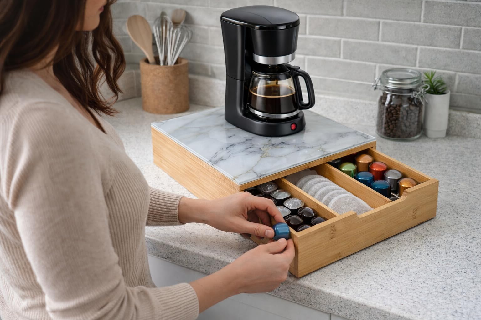 Porta Capsule Caffè con Cassetto in Bambù e Vetro Temperato Effetto Marmorizzato 30x30x10 cm - Supporto Macchina Caffè Salvaspazio