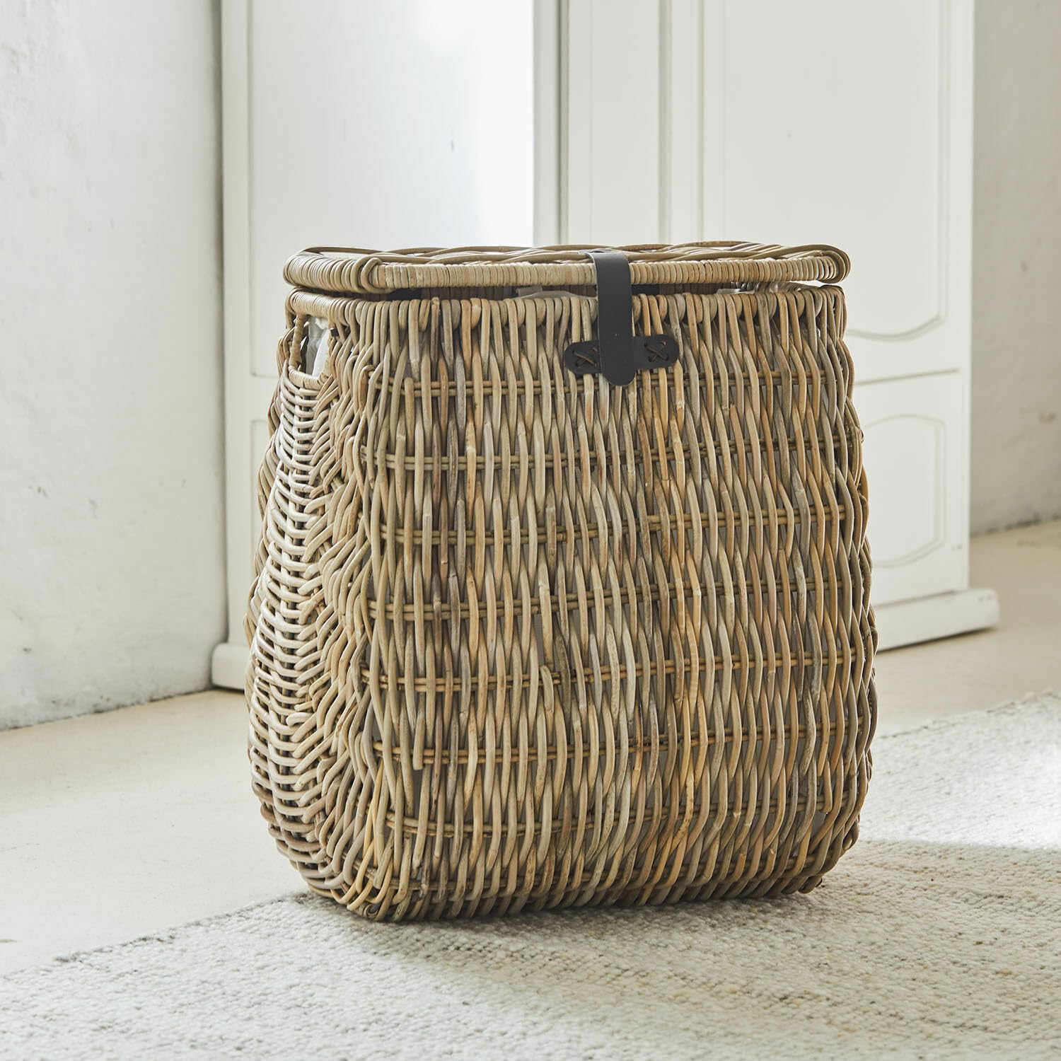 Loberon Wäschekorb Solinette, inkl. Waschbarem Stoffeinsatz, Natürliches Design, Ordnungshelfer, Aufbewahrung, Rattan, Rindsleder, Polyester, braun/Creme