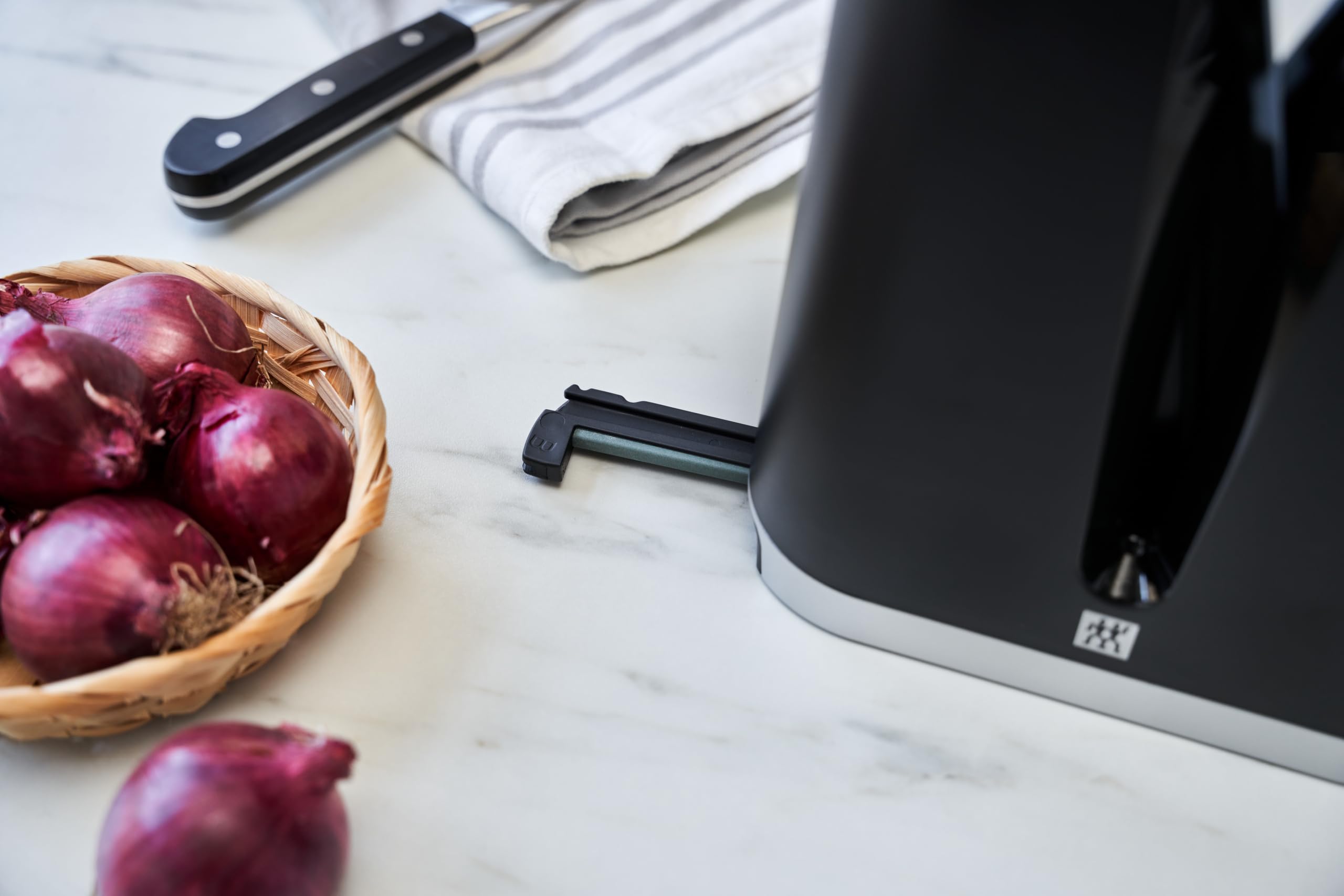 ZWILLING V-Edge afilador de cuchillos con piedras cerámicas, apto para cuchillos europeos y japoneses, negro