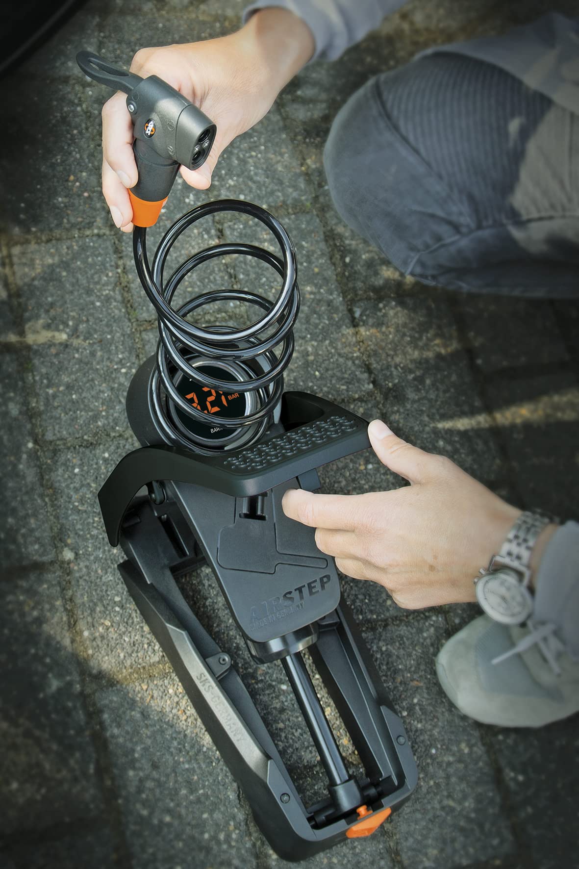 SKS GERMANY AIRSTEP & AIRSTEP DIGI pompka nożna (pompa powietrza z przyłączem MULTI VALVE, wysoka dokładność pomiaru, z precyzyjnym manometrem, do pompowania chroniącego plecy, maks. ciśnienie: 7 barów/102 psi), czarna