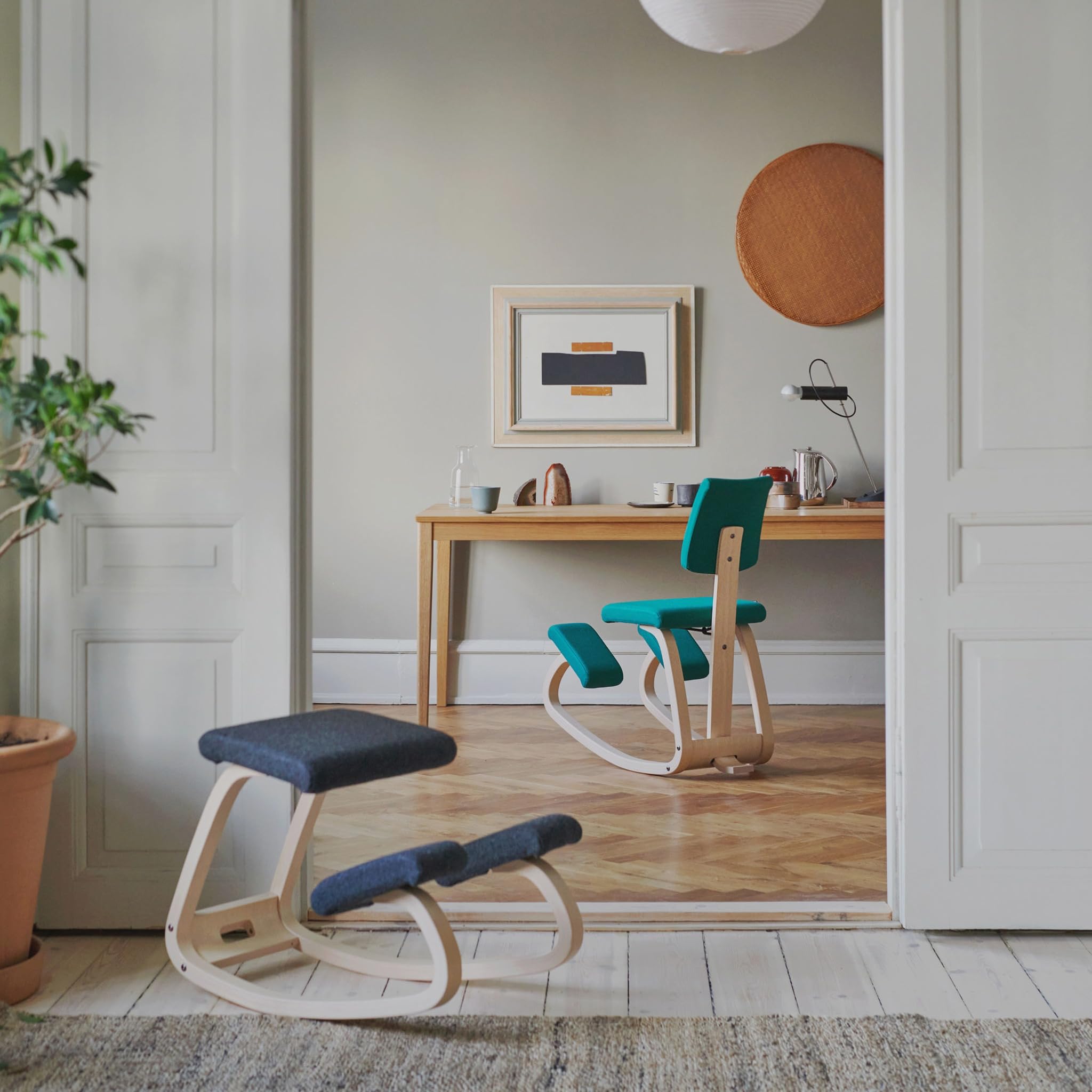 Varier Variable Plus Chaise Ergonomique à Genoux avec Dossier Noir/Noir – Chaise de Bureau Design Favorisant Le Mouvement, Posture Active et Confort – Garantie Qualité 10 Ans