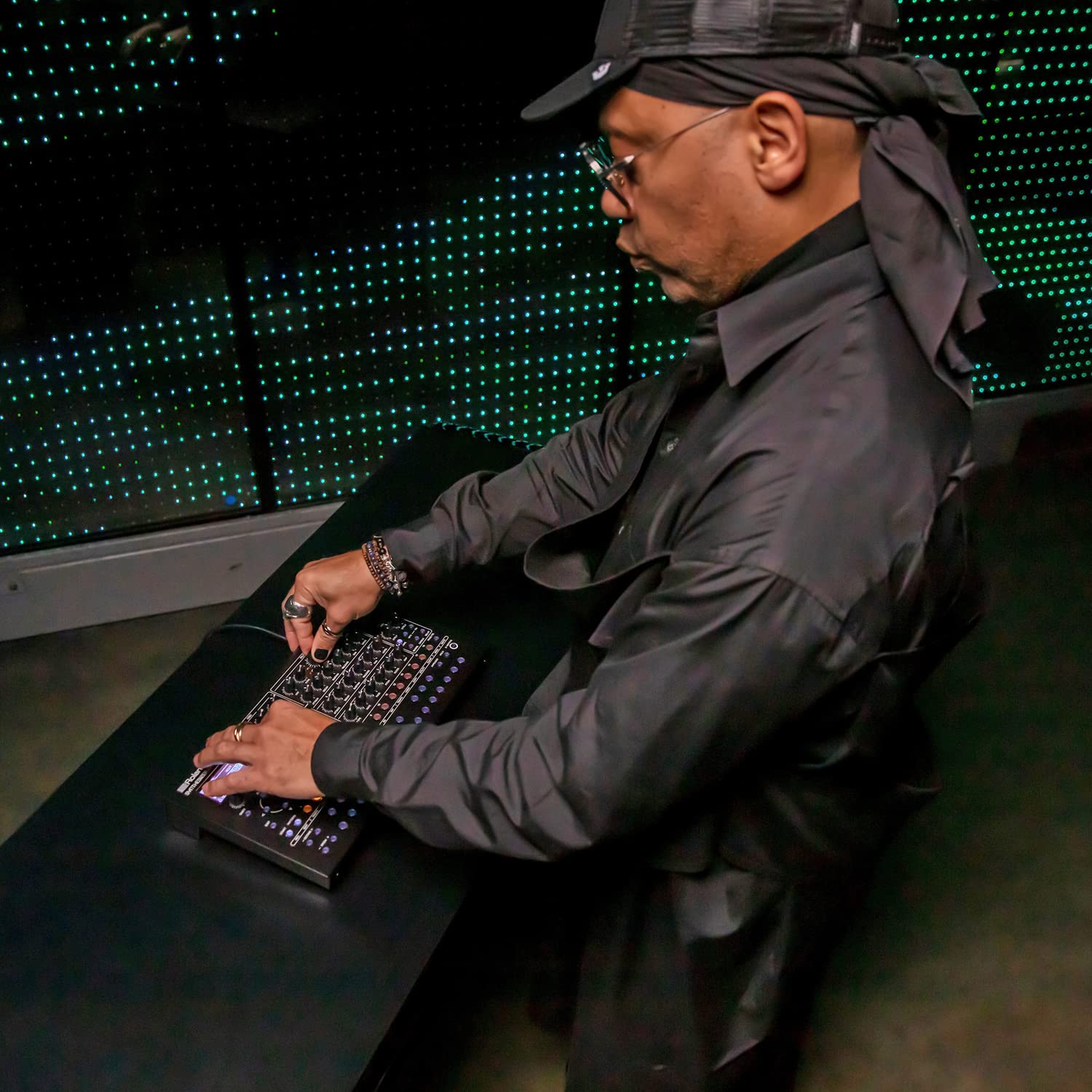 Roland SH-4d Desktop sintetizzatore con sequencer ed effetti + supporto keepdrum per laptop