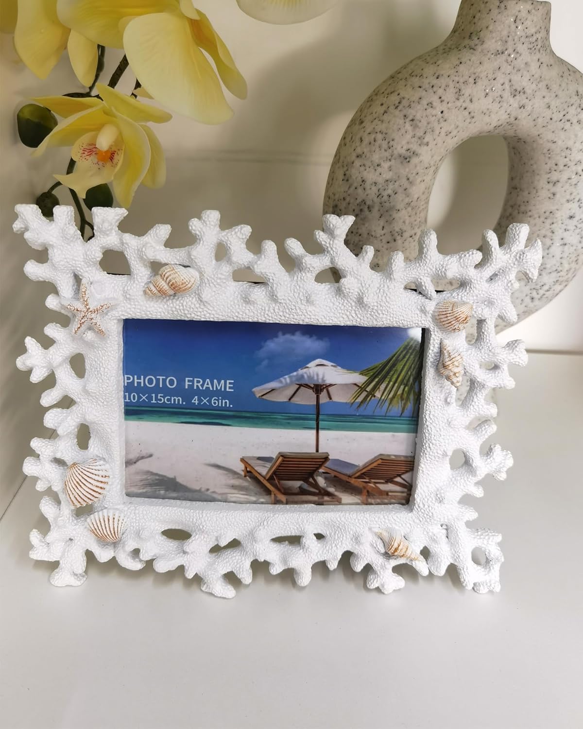 エレガントなホワイト 4x6 フォトフレーム - コーラルシェルのディテールが施されたエレガントな樹脂デザイン、万能な卓上または壁取