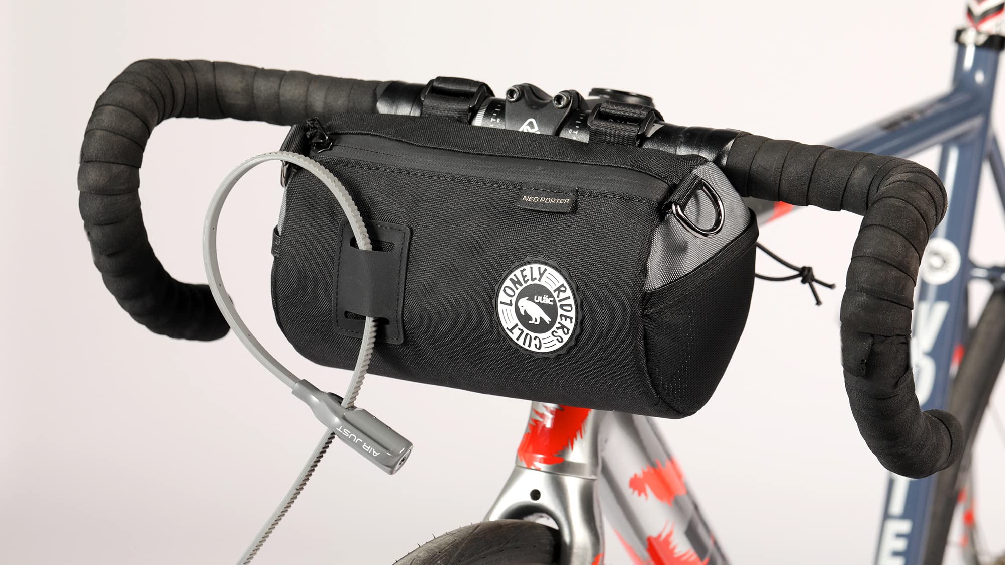 ULAC COURSIER Sprint, Neo Porter, torba na karmę rowerową, 1,5 l, z przednim oczkiem, pomieści światła i okulary przeciwsłoneczne oraz paskiem na ramię dla łatwego transportu, czarno-szara