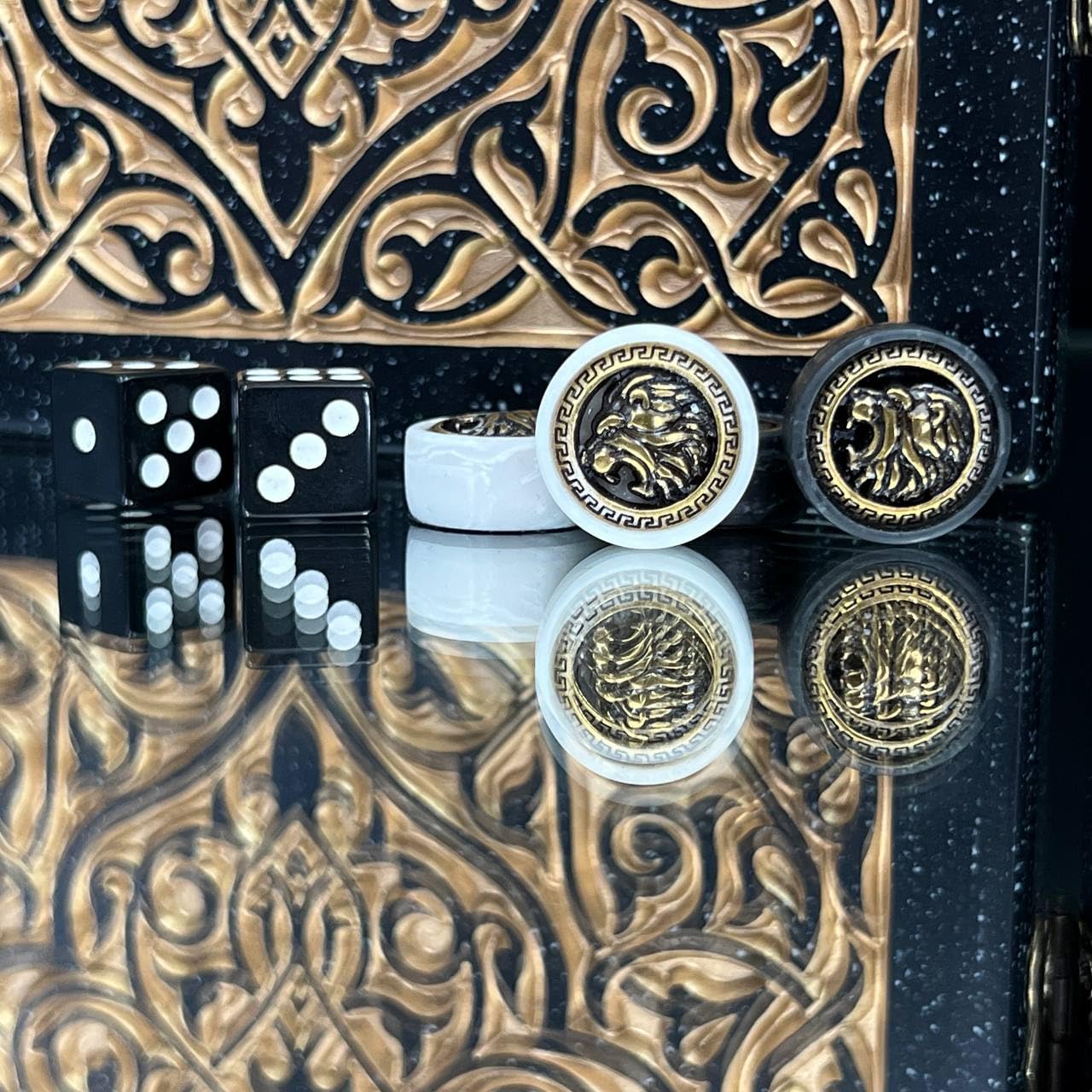 Backgammon de lujo "Golden Leon" – Juego hecho a mano de piedra acrílica y resina, tamaño mini 30 x 15 cm, listo para regalo, tamaño: 30 cm (11,8 pulgadas)
