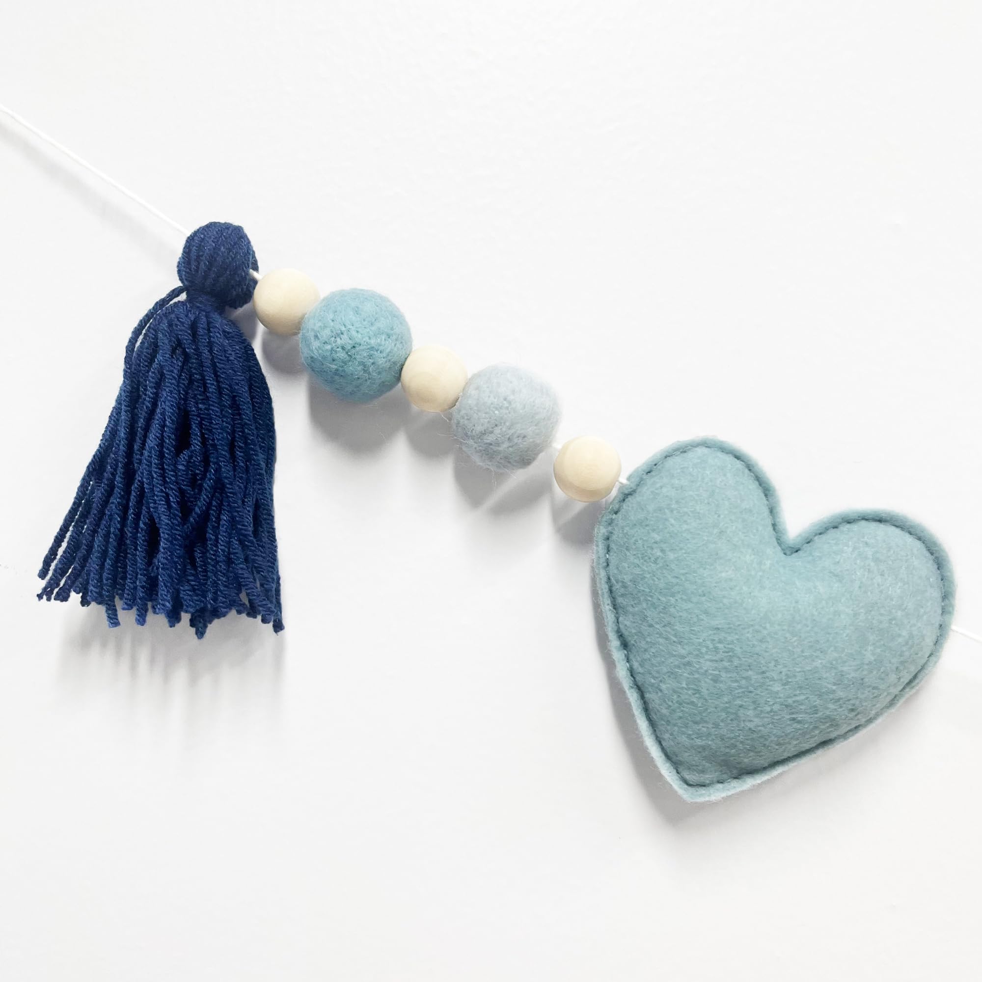 Staubiges blaues Herz-Dekoration, handgefertigt, vorbespannt, Filz-Herz-Banner, Wollfilzkugel, Holzperlengirlande, Luftschlangen für Geburtstag, Babyparty, Jahrestag, Valentinstag, Kinderzimmer