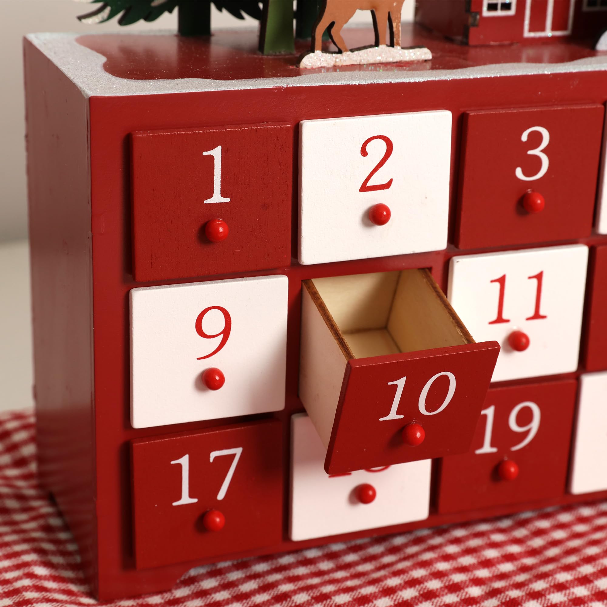 PE Handgefertigter Holz Adventskalender mit 24 Schubladen - Beleuchteter Weihnachtskalender mit Dorf Szene - Weihnachtsdeko zum Befüllen 37,5 x 8 x 27,3 cm