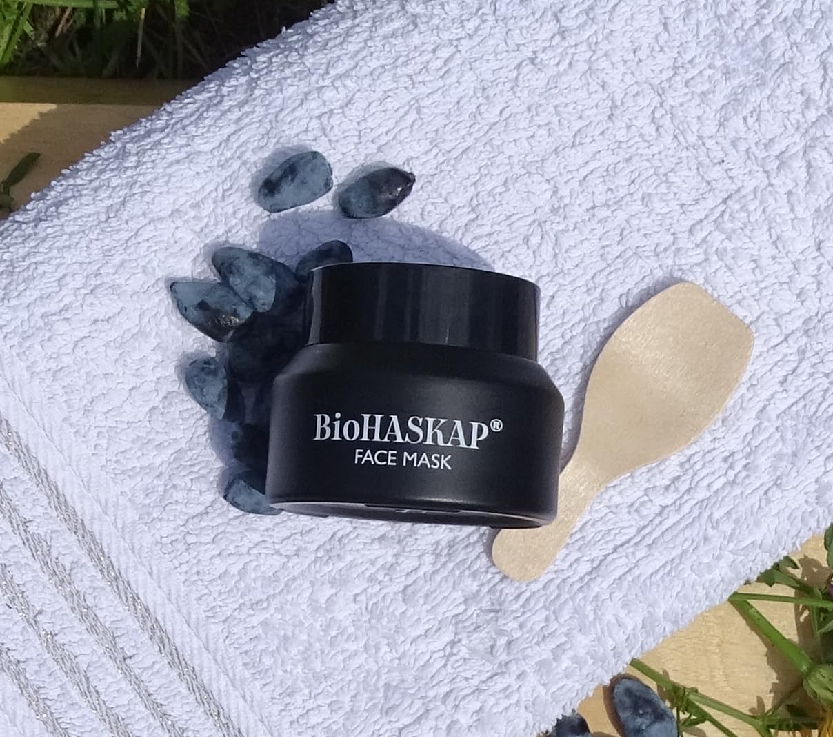 Peeling-Gesichtsmaske mit Haskap-Beere, 30ml. BioHASKAP. 10% Haskap-Beeren BIO-Extrakt. Von Kosmetikexperten entwickelte Formel. Natrue zertifizierte Inhaltsstoffe. Gut alterndes Naturprodukt.
